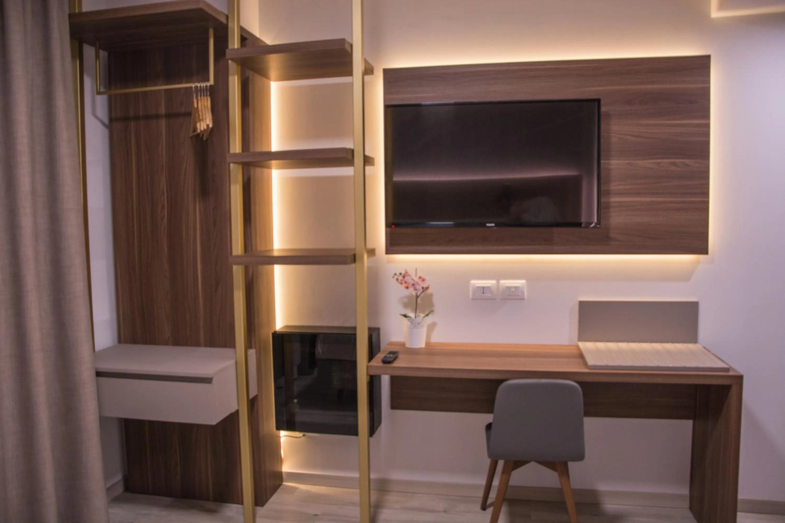 TV and multimedia in 8room Hotel