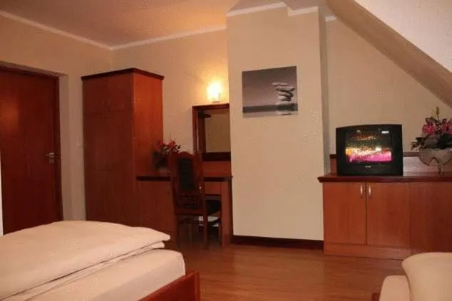 Photo of the whole room, Bed in Hotel City
