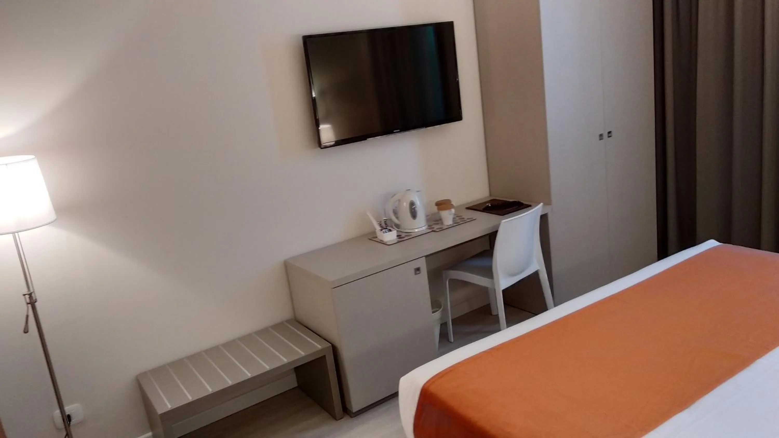 Coffee/tea facilities, Bed in Hotel Glis