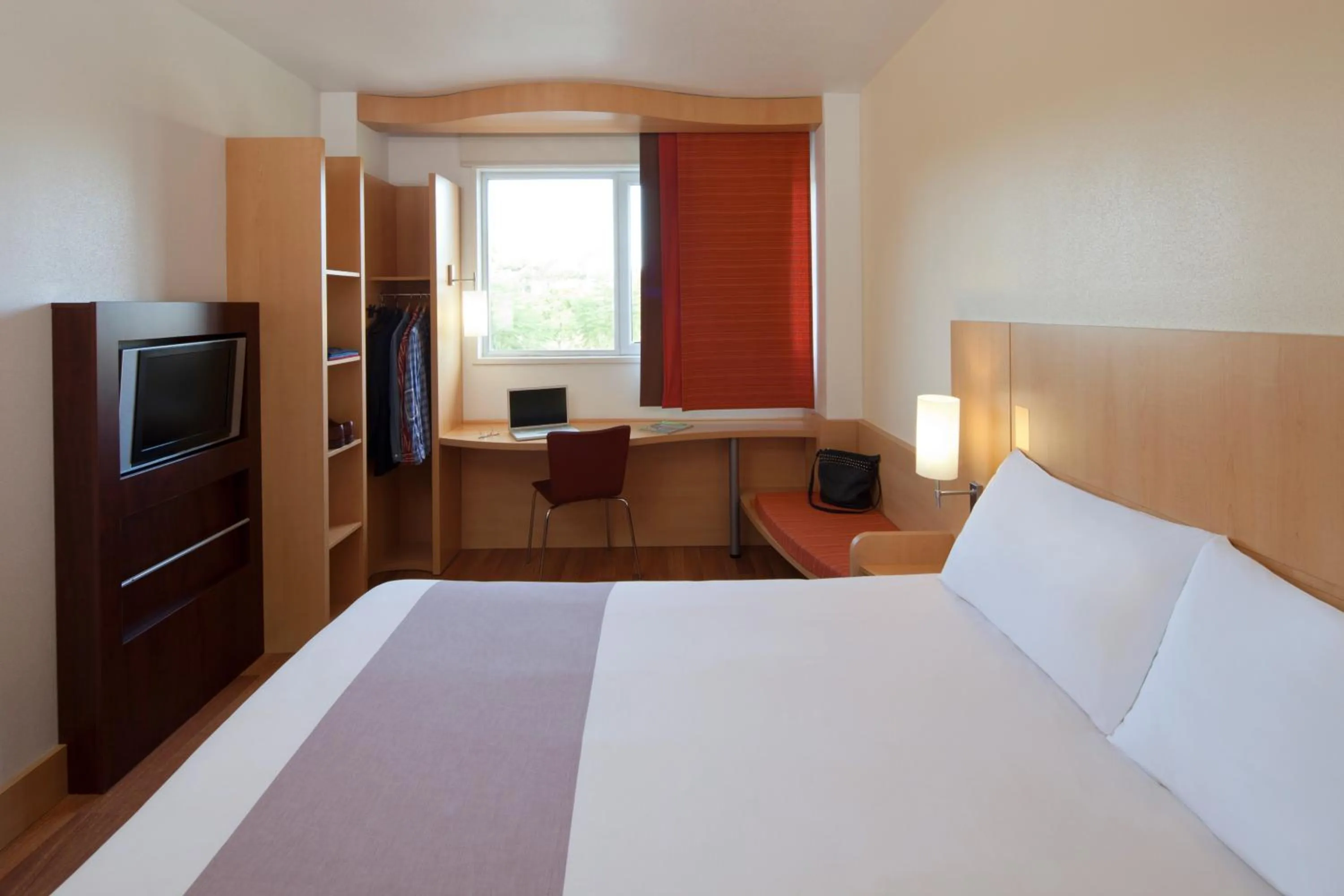 Bed in Ibis Barcelona Mollet