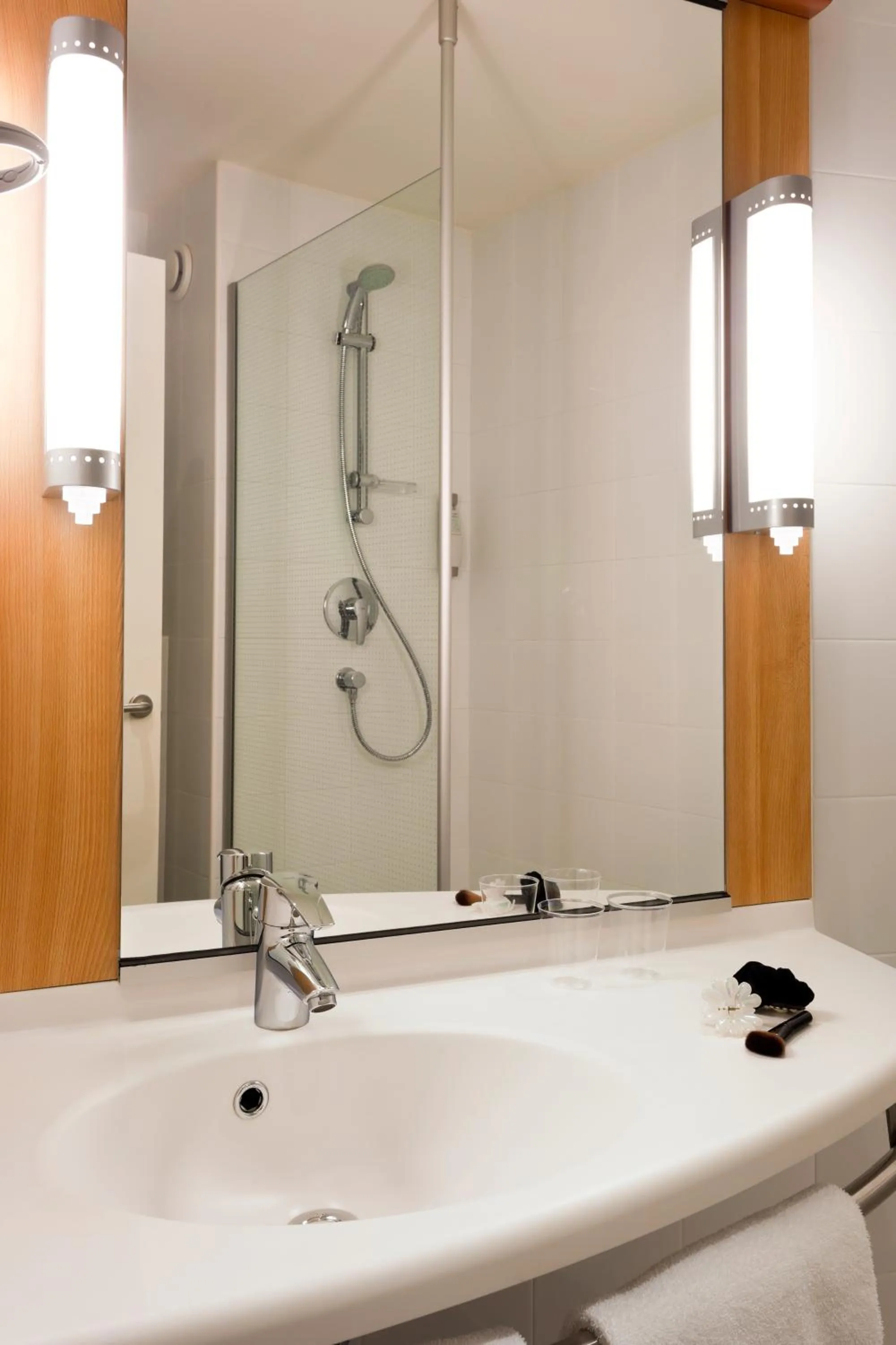 Shower in Ibis Barcelona Mollet