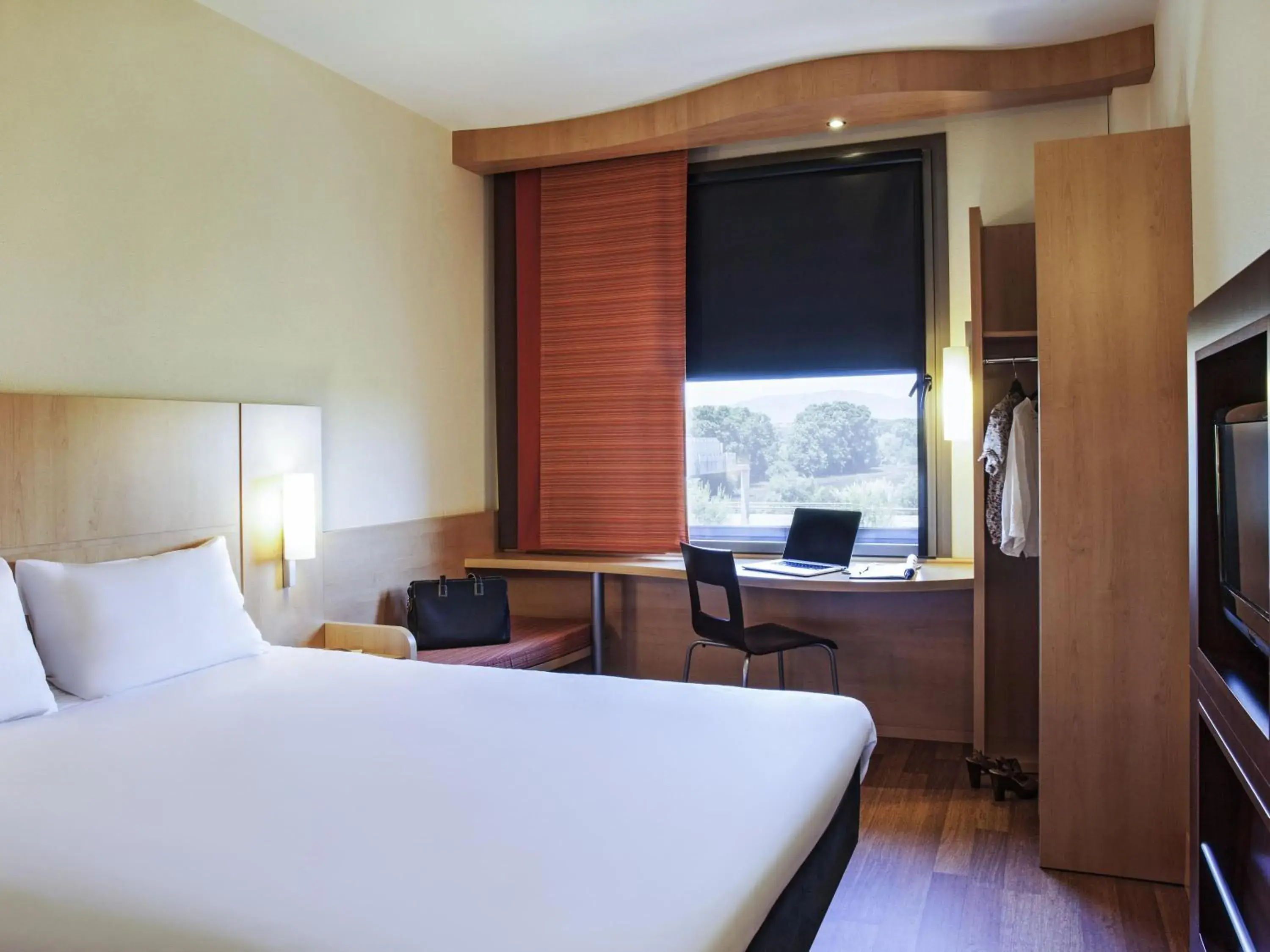 Bedroom, Bed in Ibis Barcelona Mollet Bedroom, Bed in Ibis Barcelona Mollet