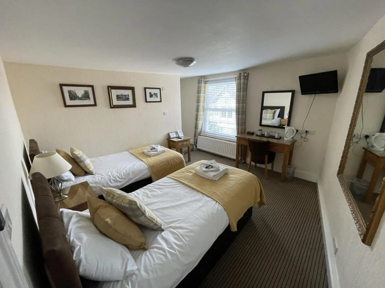 Bedroom, Bed in The Windsor Trooper Pub & Inn