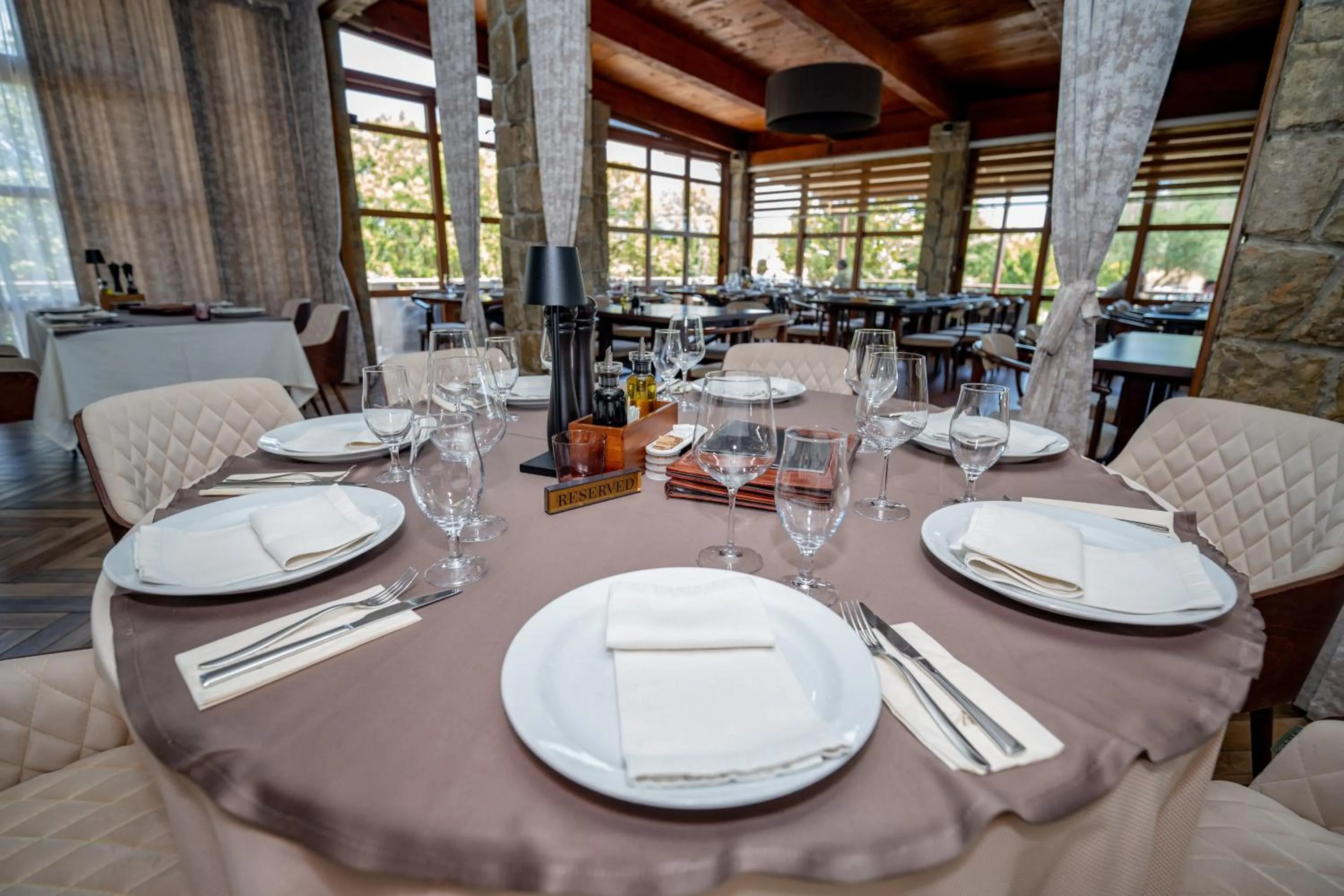 Restaurant/places to eat in Hotel Aria