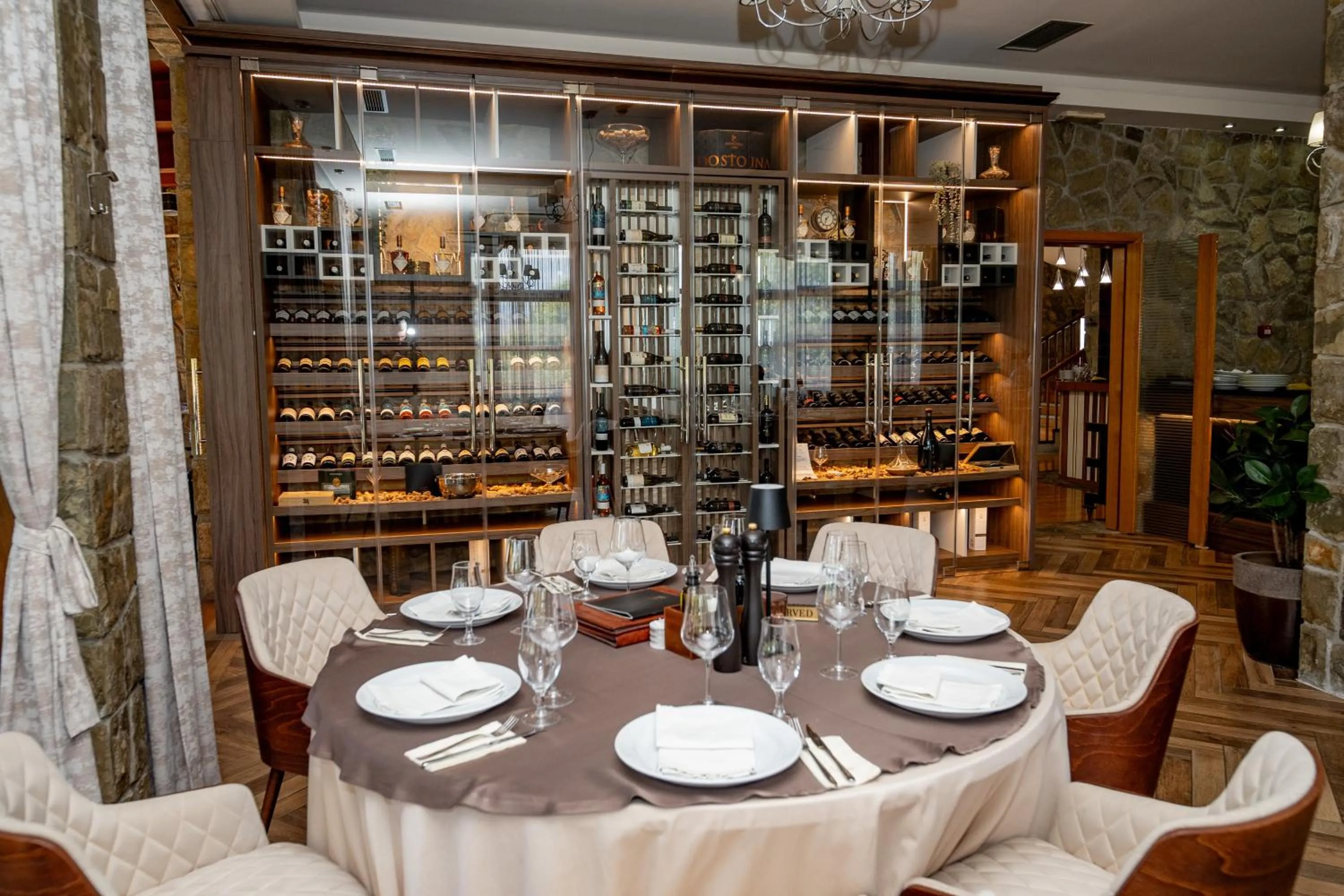 Restaurant/places to eat in Hotel Aria