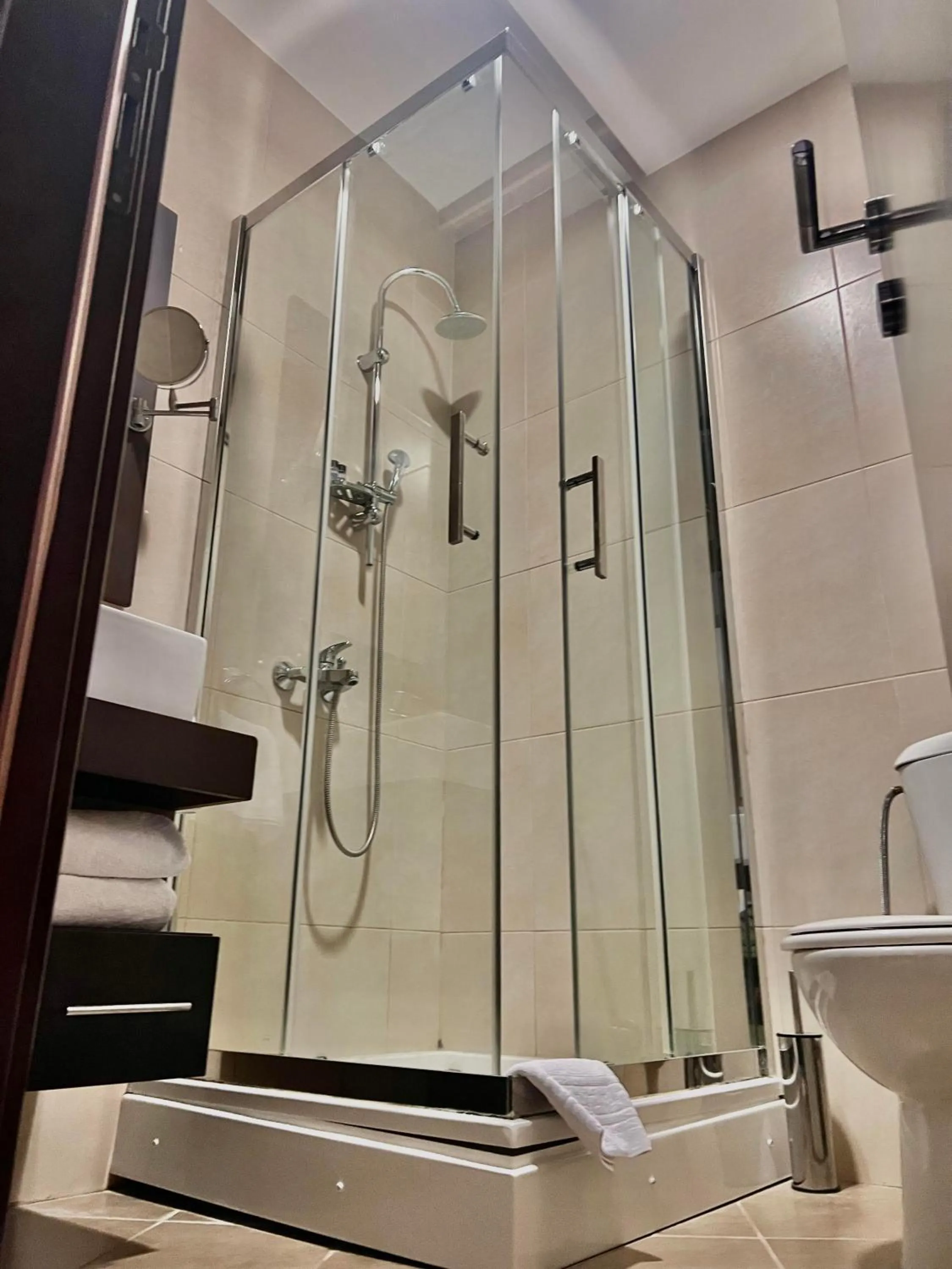 Shower in Hotel Aria