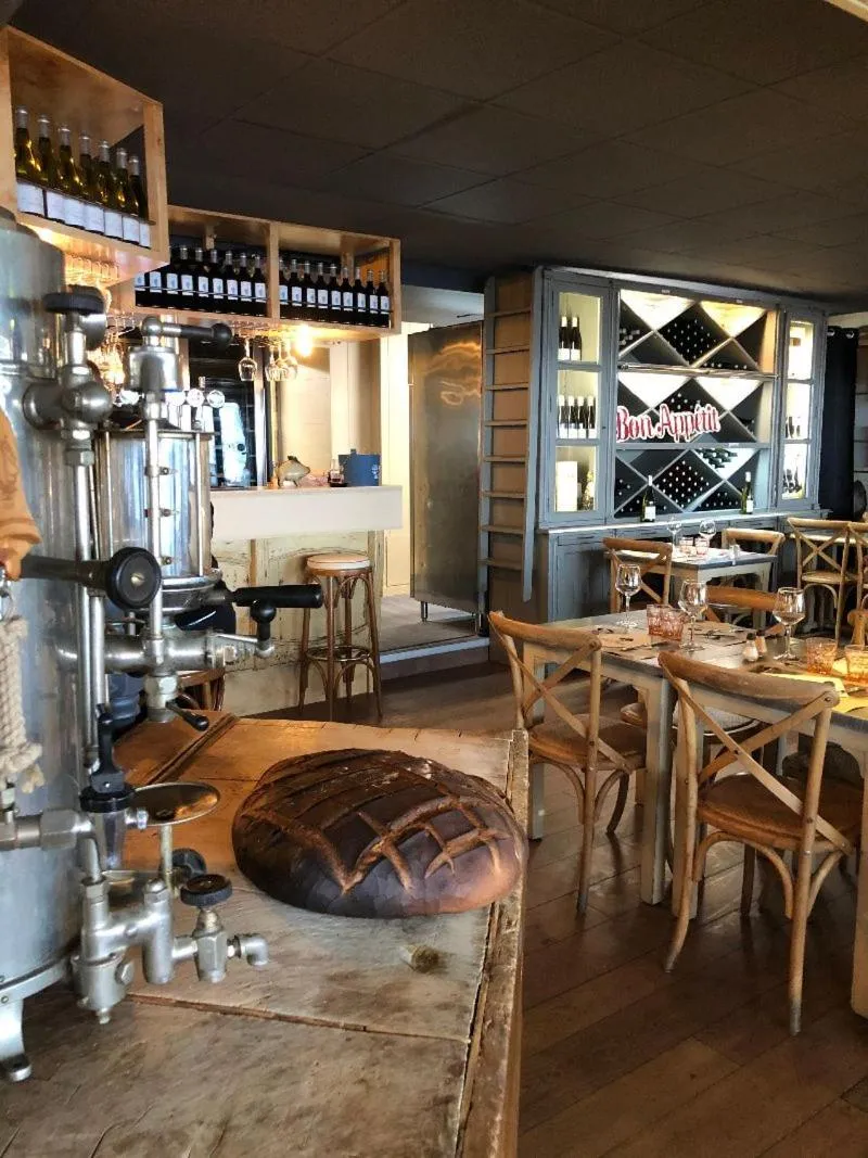 Lounge or bar in La Table De Jeanne - Hôtel & Restaurant