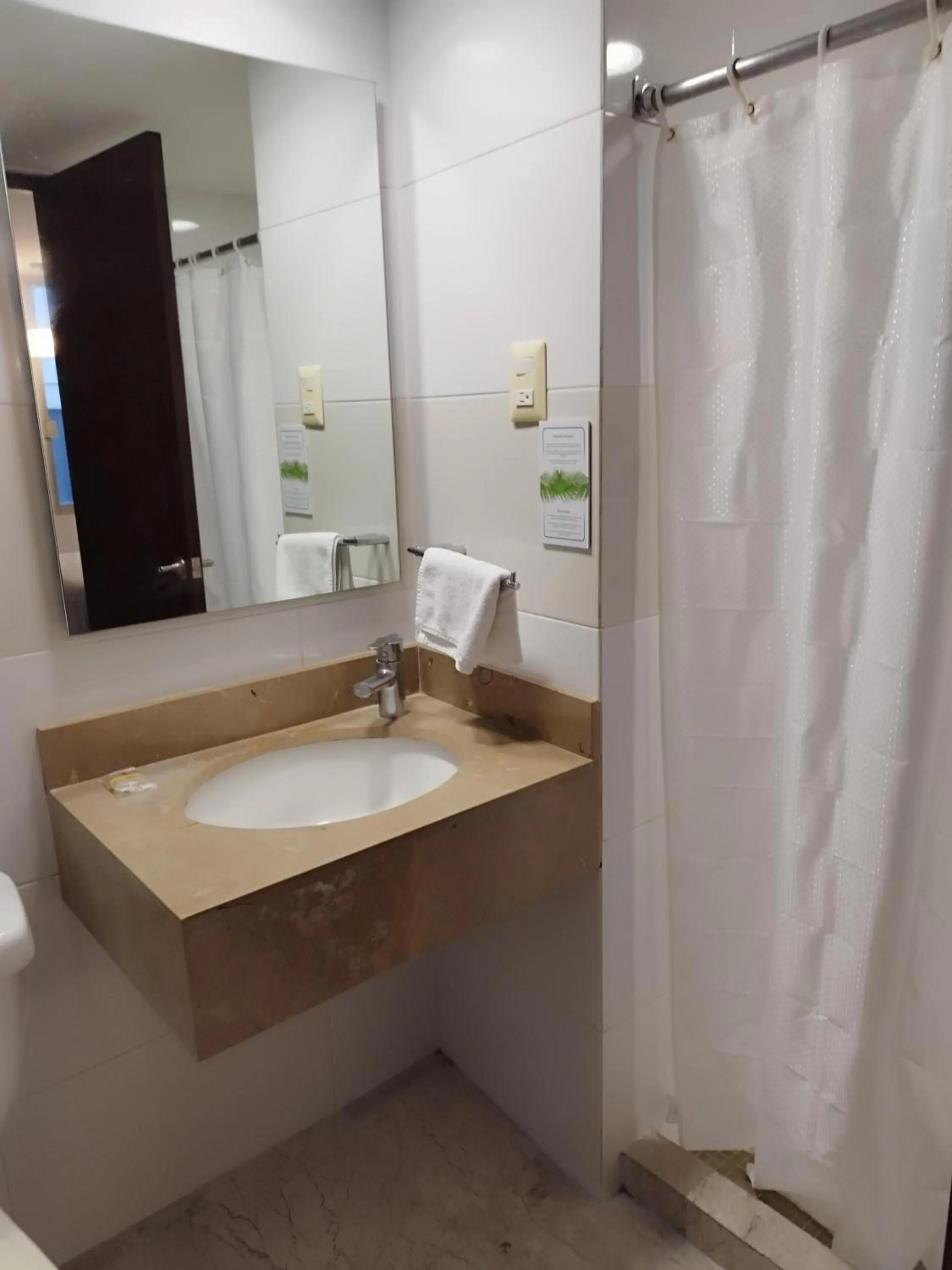 Shower in Hotel Mar y Tierra