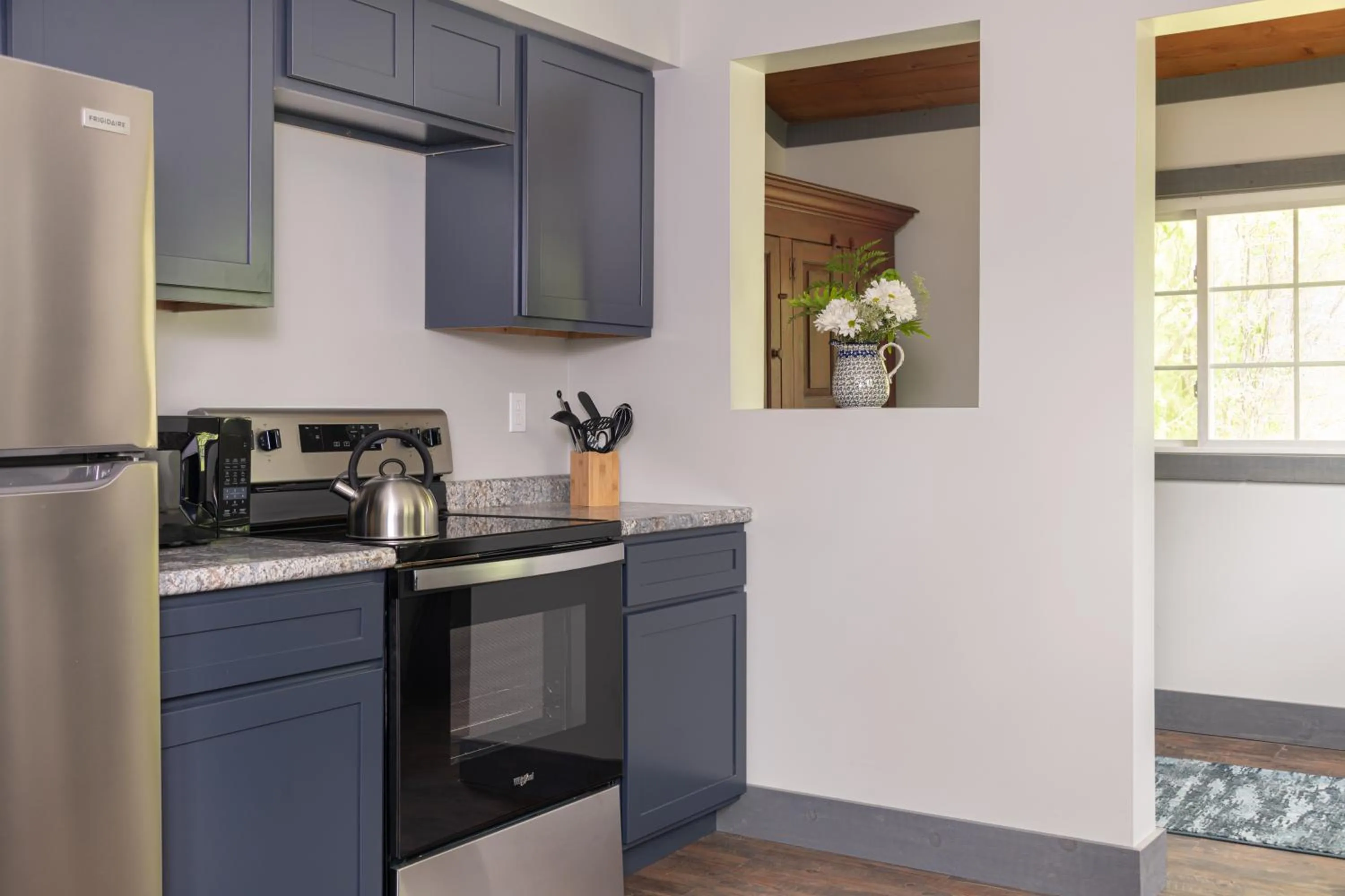 Kitchen or kitchenette in Lake Bomoseen Lodge