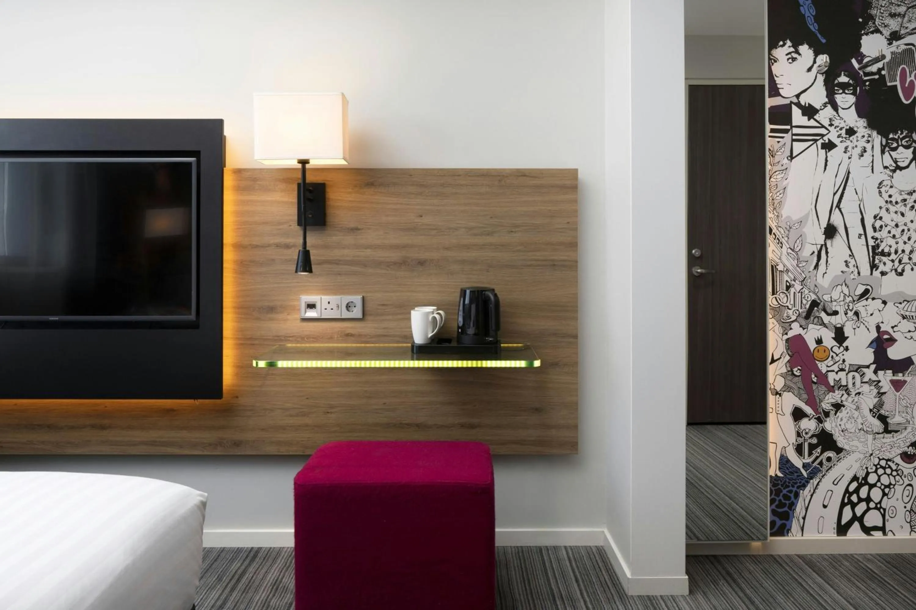 Photo of the whole room, Bed in Moxy London Heathrow Airport