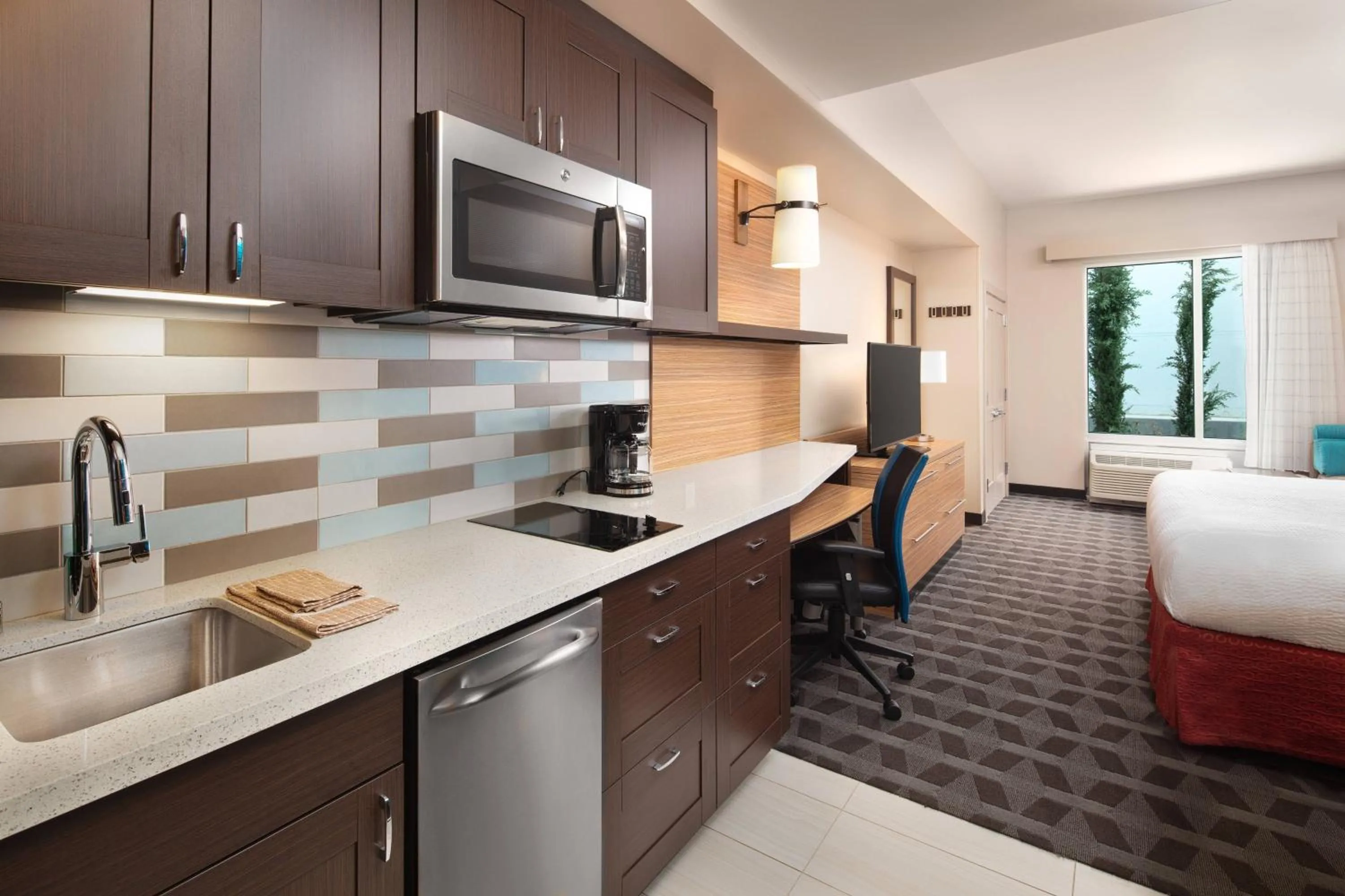 Kitchen or kitchenette, Bed in TownePlace Suites by Marriott San Diego Downtown
