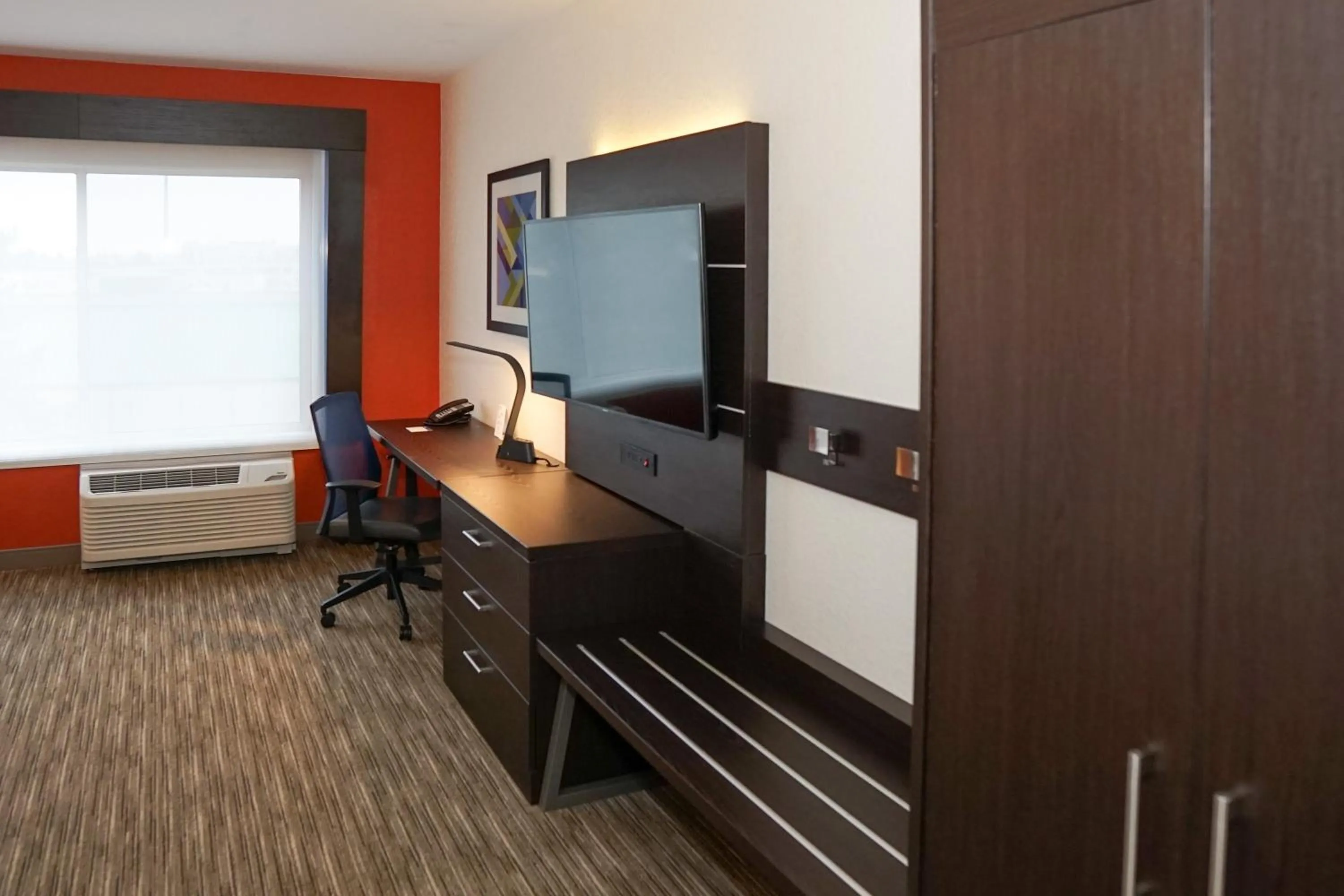 Bedroom in Holiday Inn Express & Suites - Aurora Medical Campus by IHG