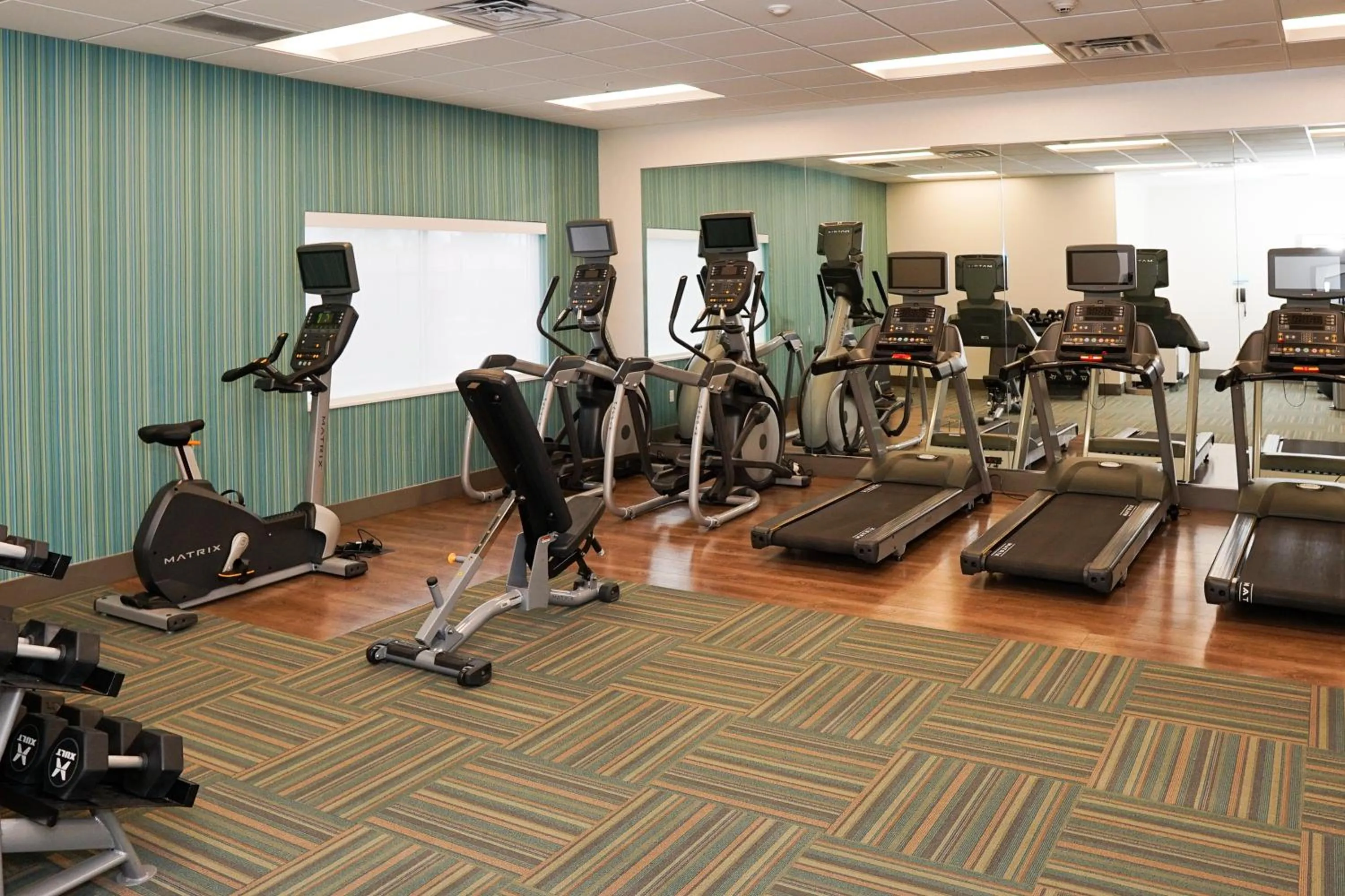 Fitness centre/facilities in Holiday Inn Express & Suites - Aurora Medical Campus by IHG