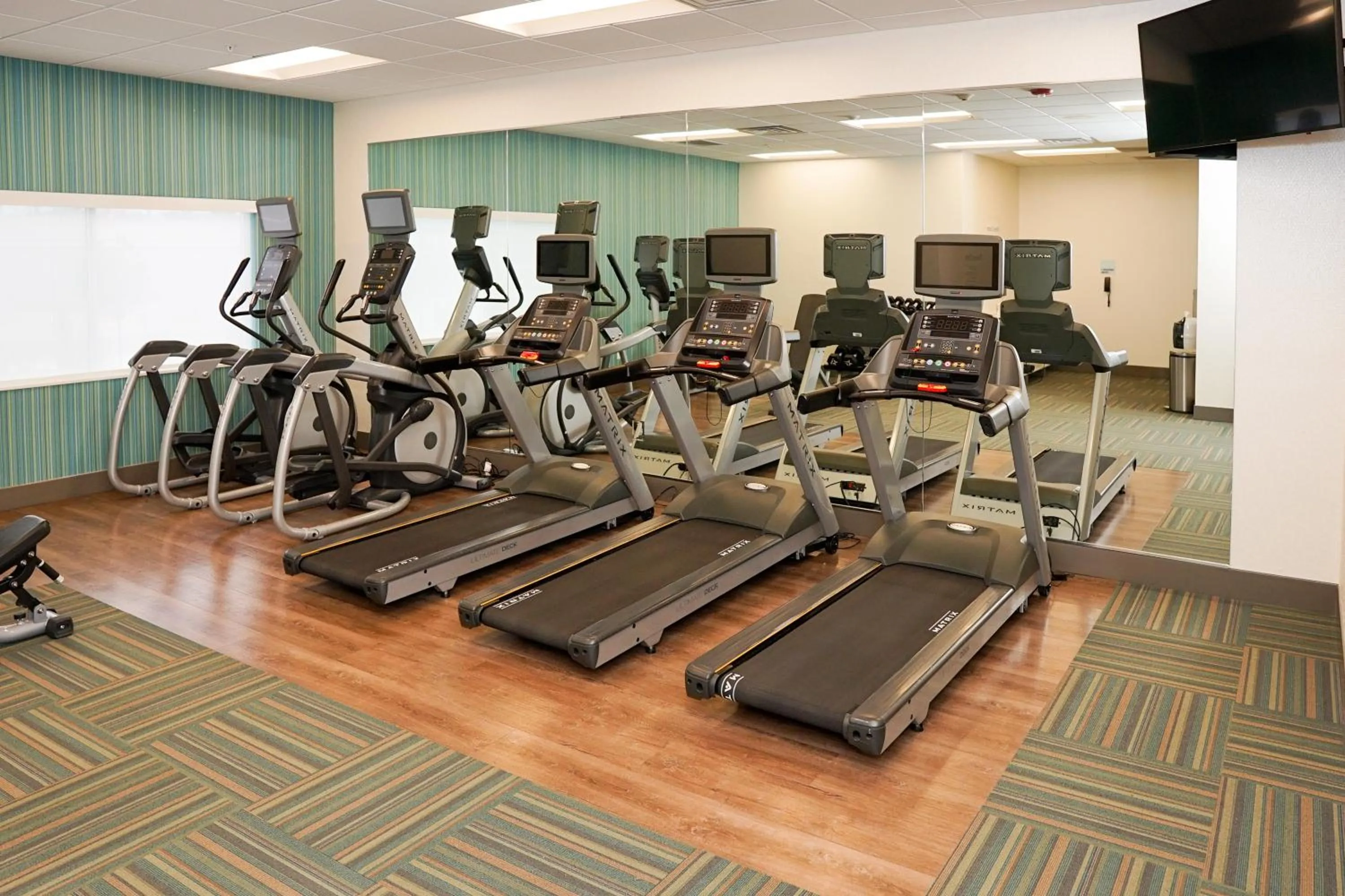 Fitness centre/facilities in Holiday Inn Express & Suites - Aurora Medical Campus by IHG