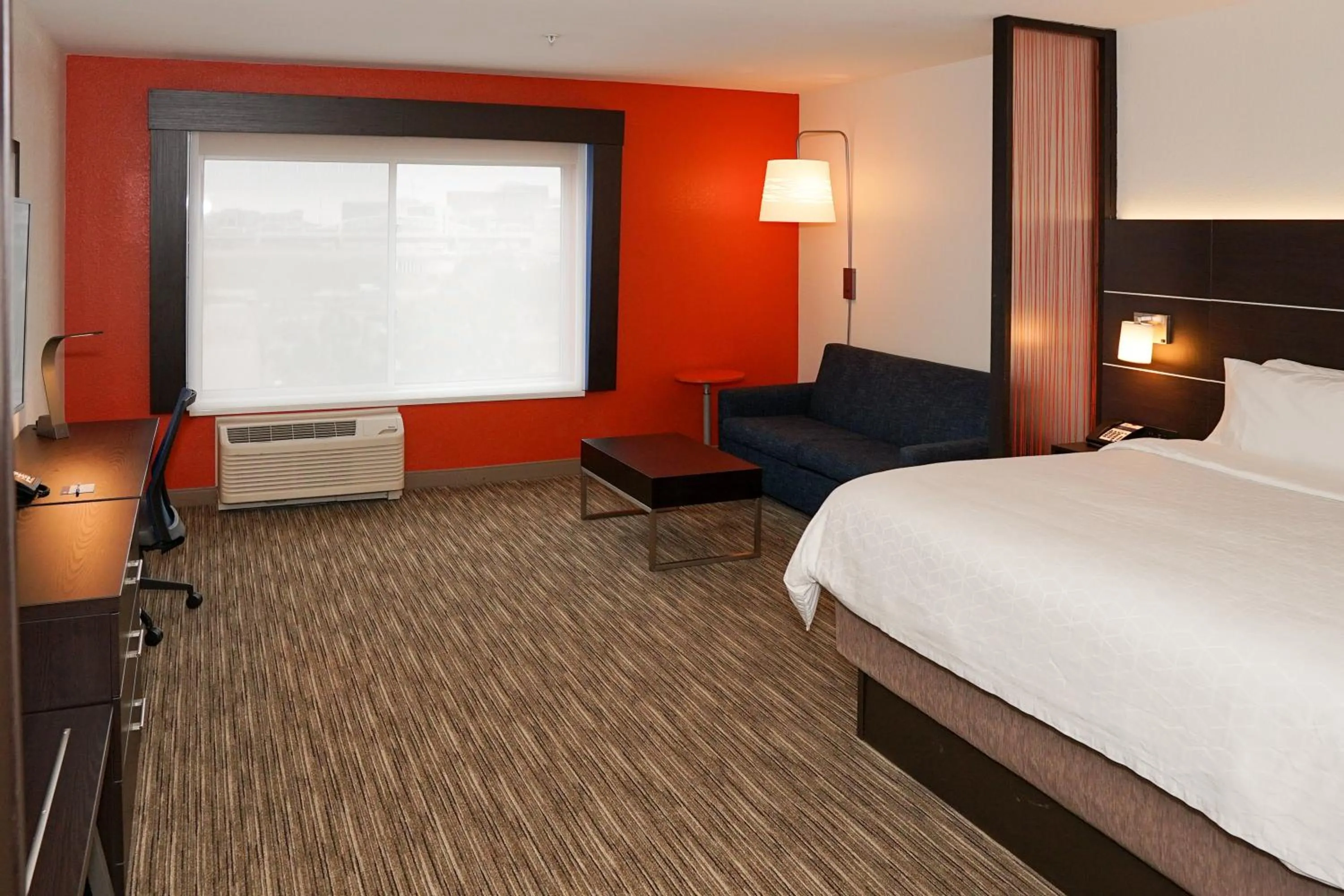 Photo of the whole room, Bed in Holiday Inn Express & Suites - Aurora Medical Campus by IHG