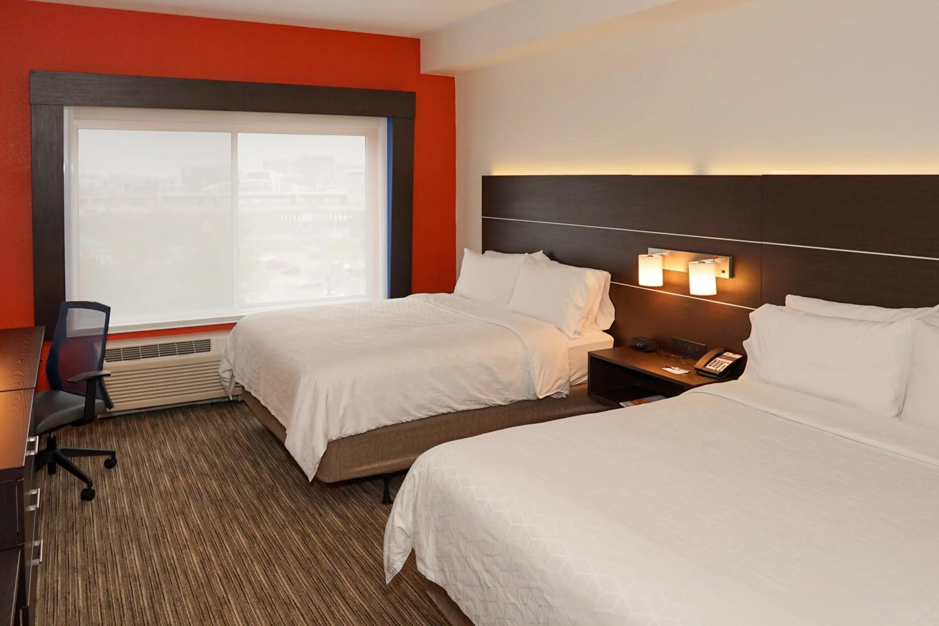 Photo of the whole room, Bed in Holiday Inn Express & Suites - Aurora Medical Campus by IHG