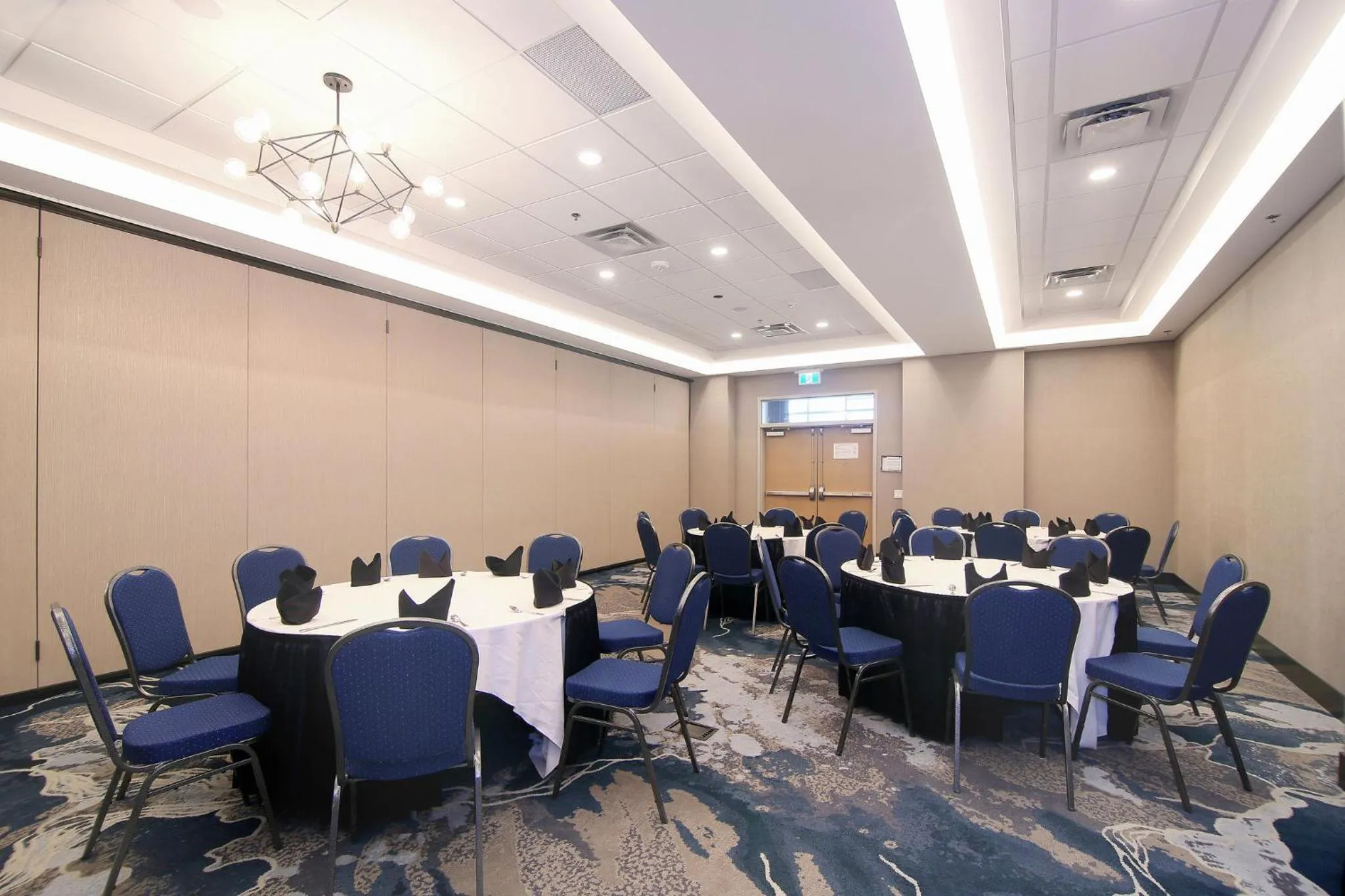 Meeting/conference room in Holiday Inn Hotel & Suites - Calgary Airport North by IHG