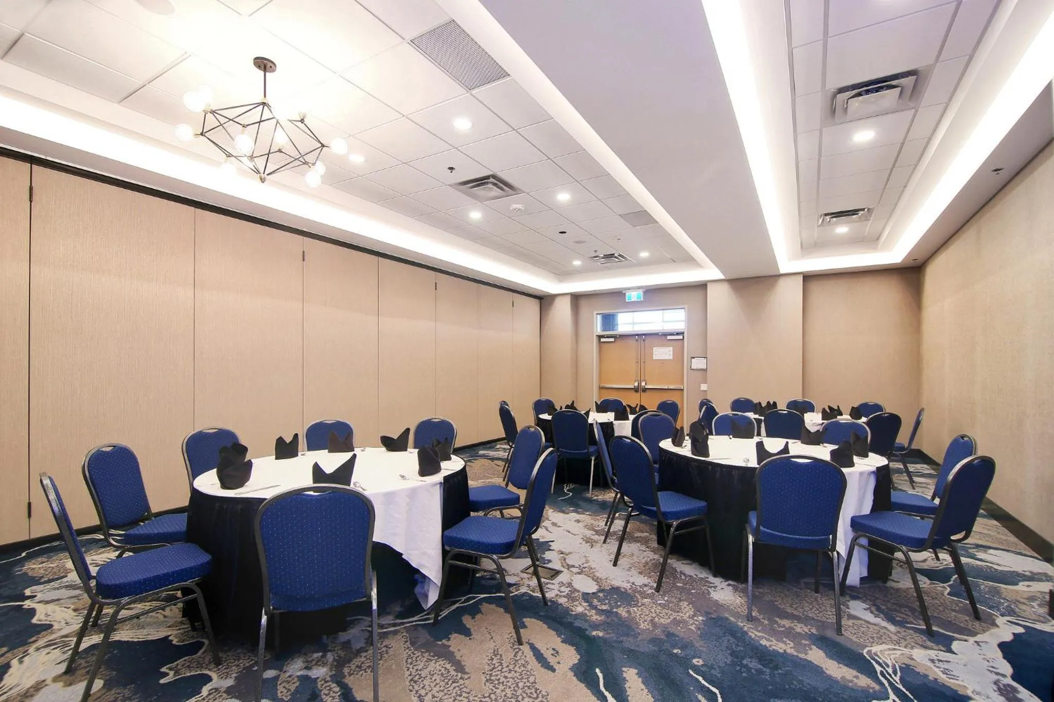 Meeting/conference room in Holiday Inn Hotel & Suites - Calgary Airport North by IHG