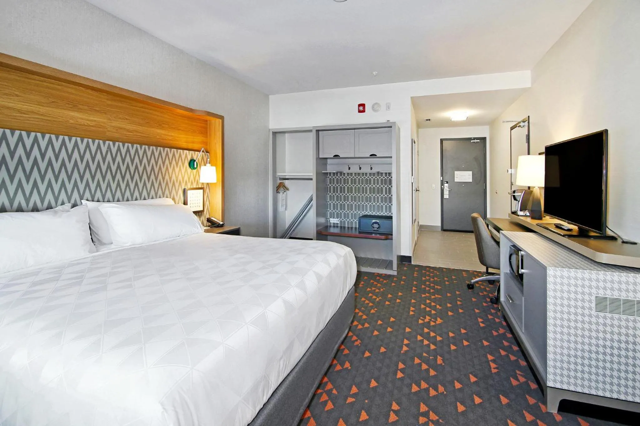 Photo of the whole room, Bed in Holiday Inn Hotel & Suites - Calgary Airport North by IHG