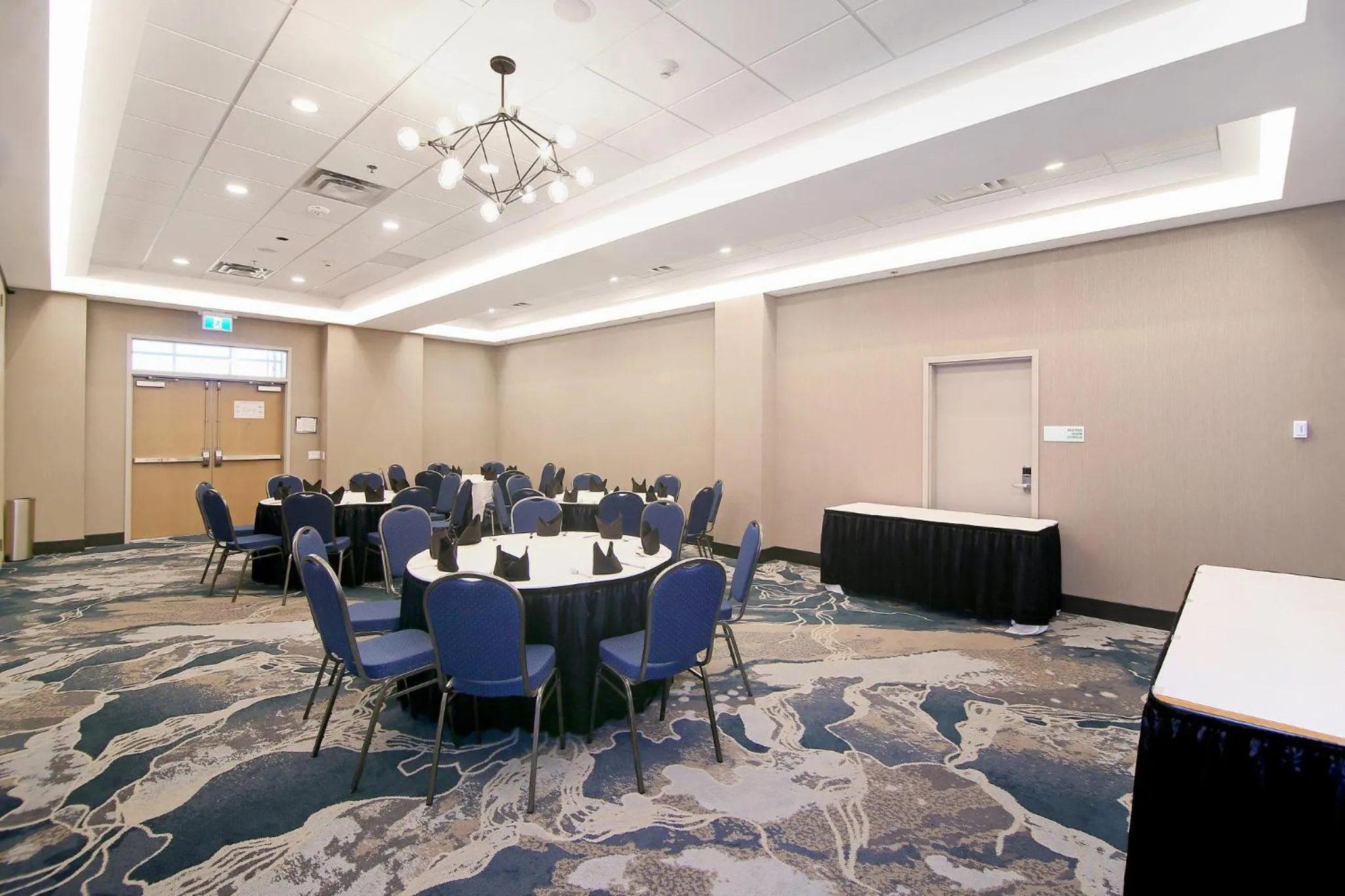 Meeting/conference room in Holiday Inn Hotel & Suites - Calgary Airport North by IHG