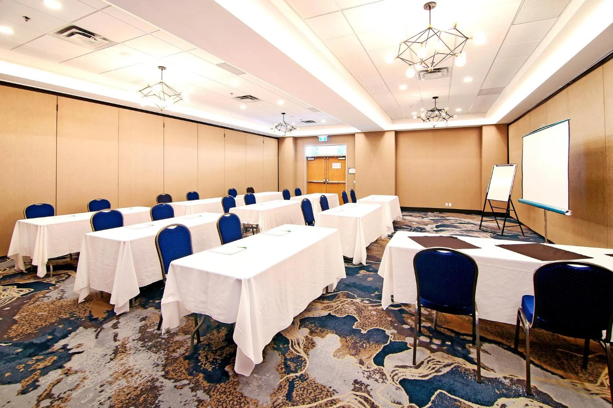 Meeting/conference room in Holiday Inn Hotel & Suites - Calgary Airport North by IHG