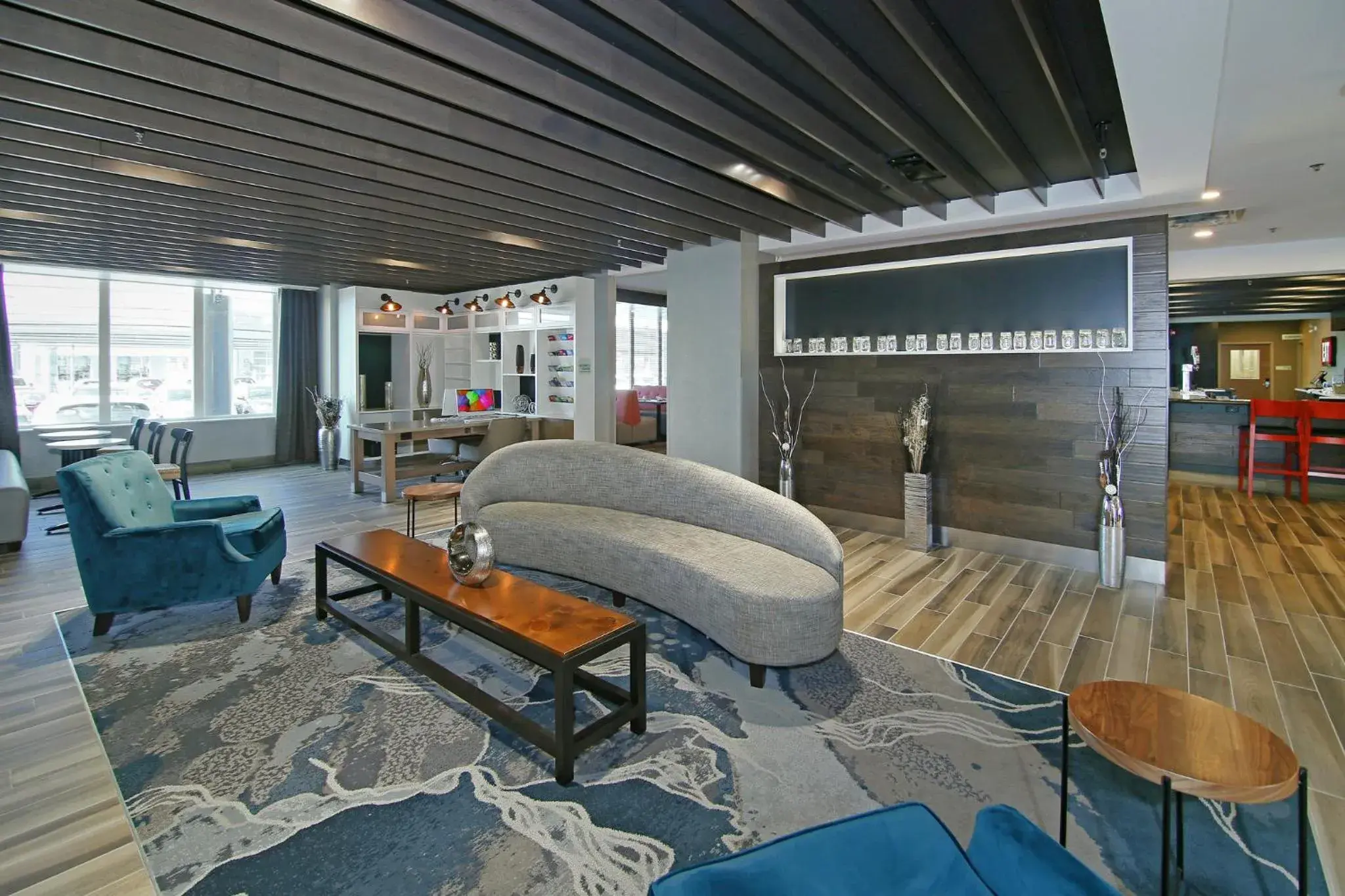 Property building in Holiday Inn Hotel & Suites - Calgary Airport North by IHG Property building in Holiday Inn Hotel & Suites - Calgary Airport North by IHG