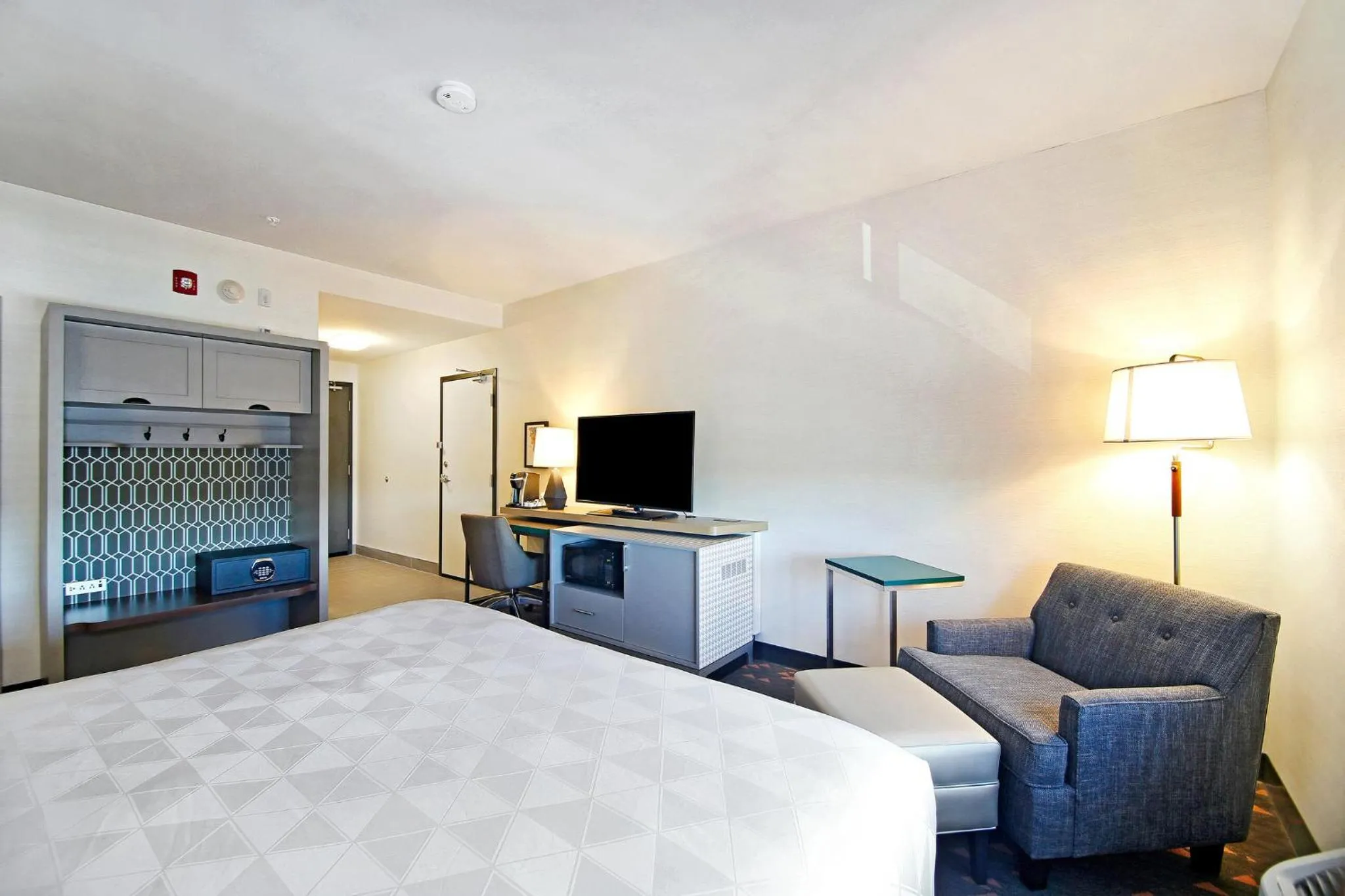 Photo of the whole room, Bed in Holiday Inn Hotel & Suites - Calgary Airport North by IHG