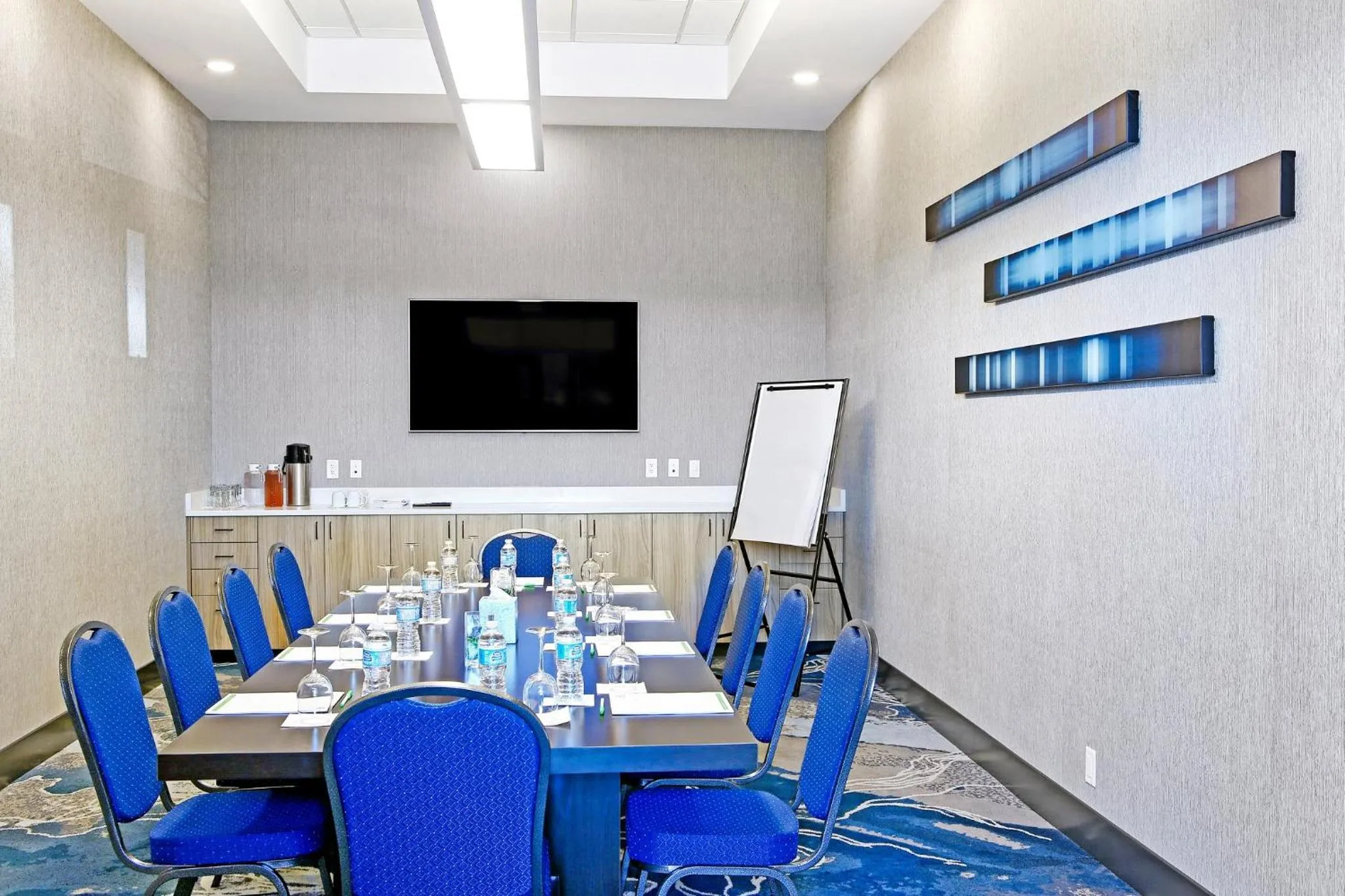 Meeting/conference room in Holiday Inn Hotel & Suites - Calgary Airport North by IHG