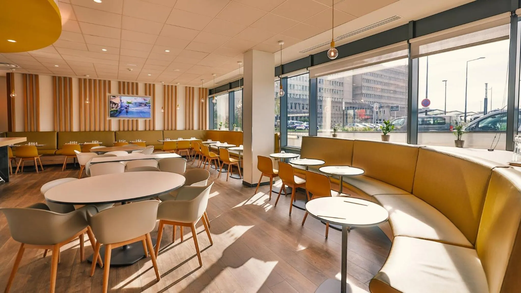 Restaurant/places to eat in Holiday Inn Express - Paris - CDG Airport by IHG