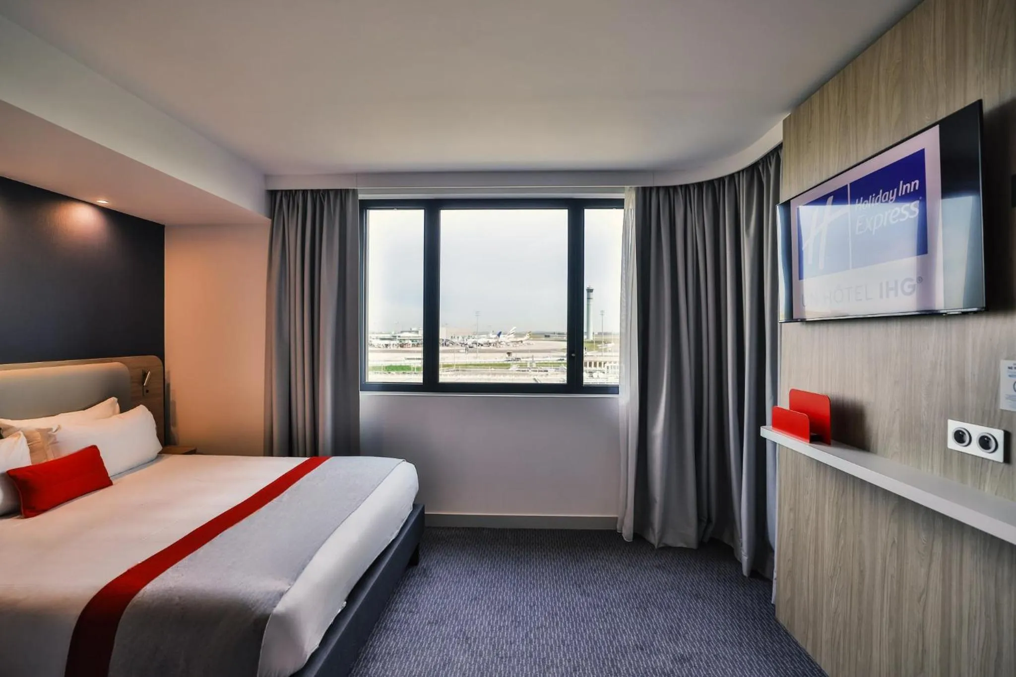 Photo of the whole room, Bed in Holiday Inn Express - Paris - CDG Airport by IHG