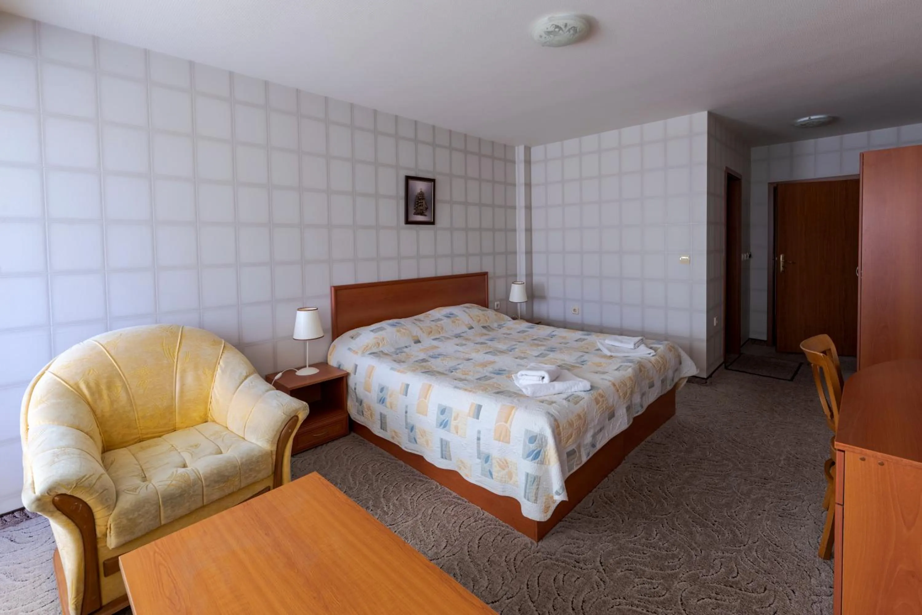 Bed in Семеен хотел Кристал