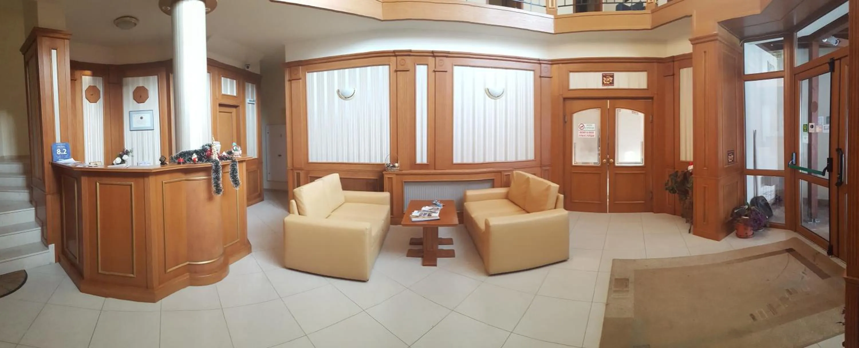 Lobby or reception in Семеен хотел Кристал
