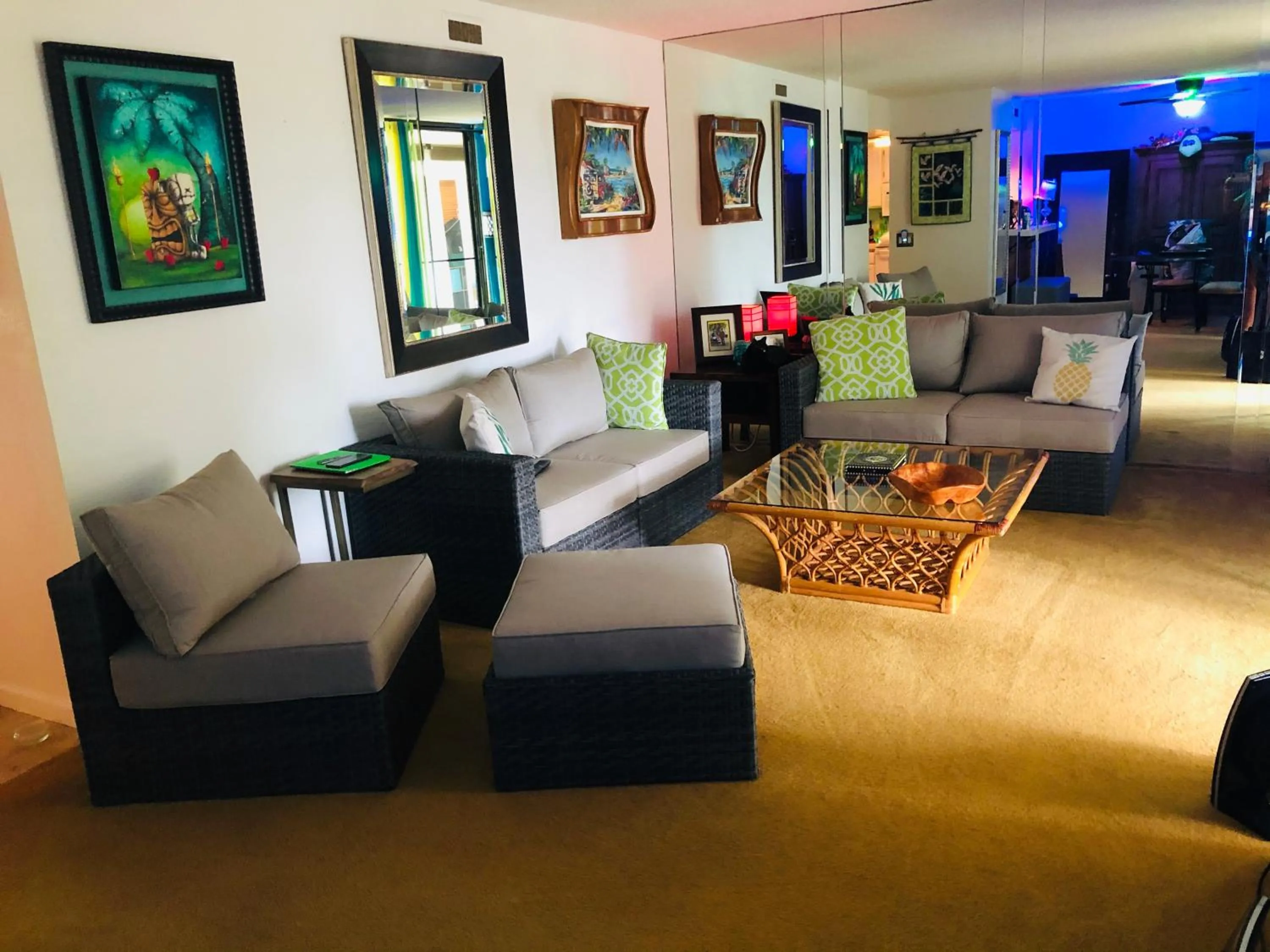 Photo of the whole room in Kona Magic Honu Room