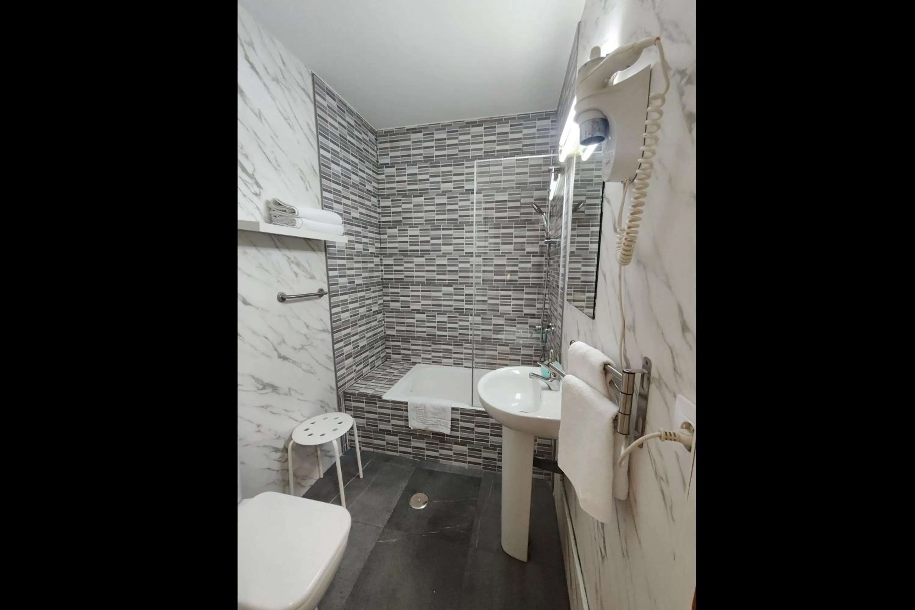 Bathroom in Hostal Cervantes