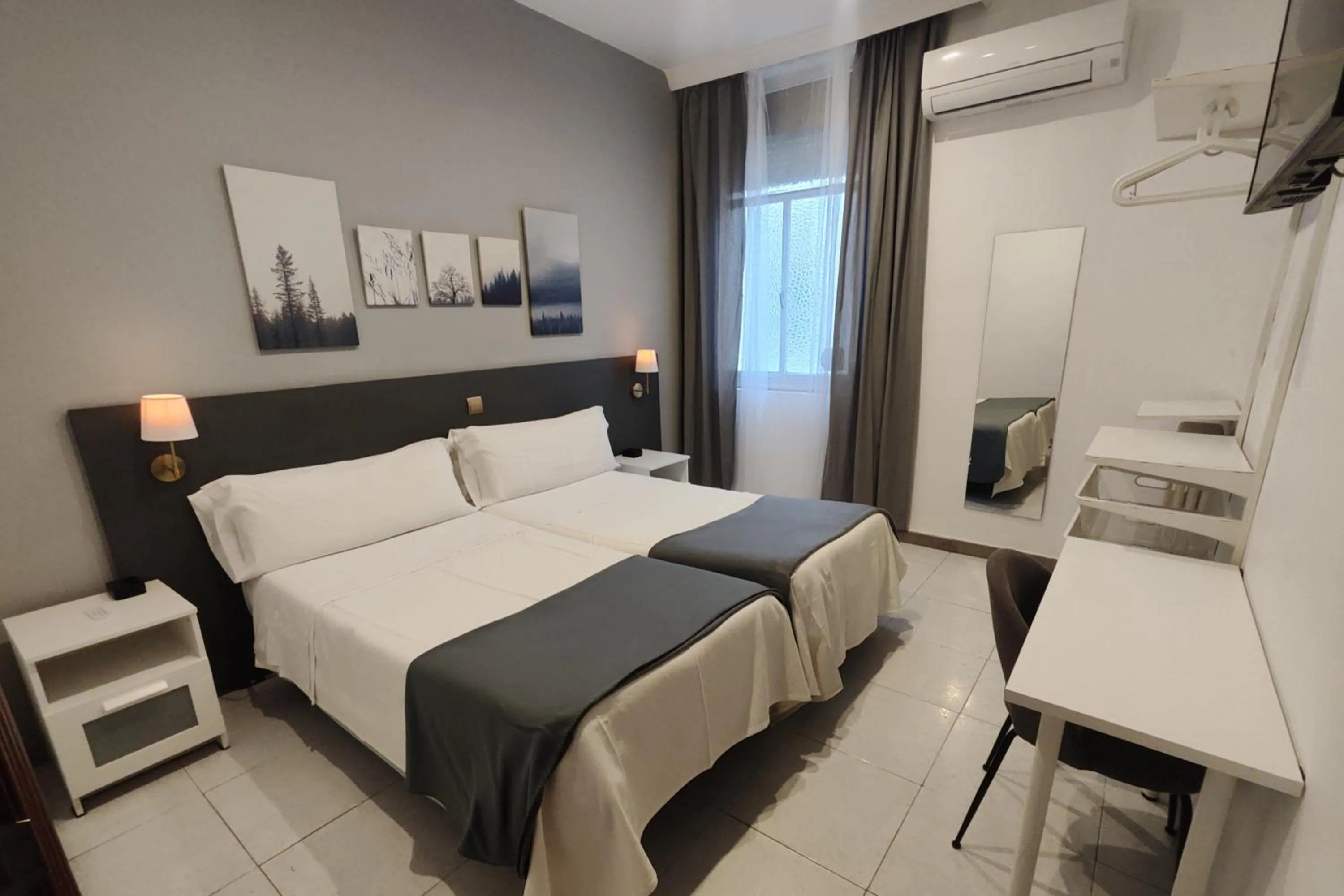 Photo of the whole room, Bed in Hostal Cervantes