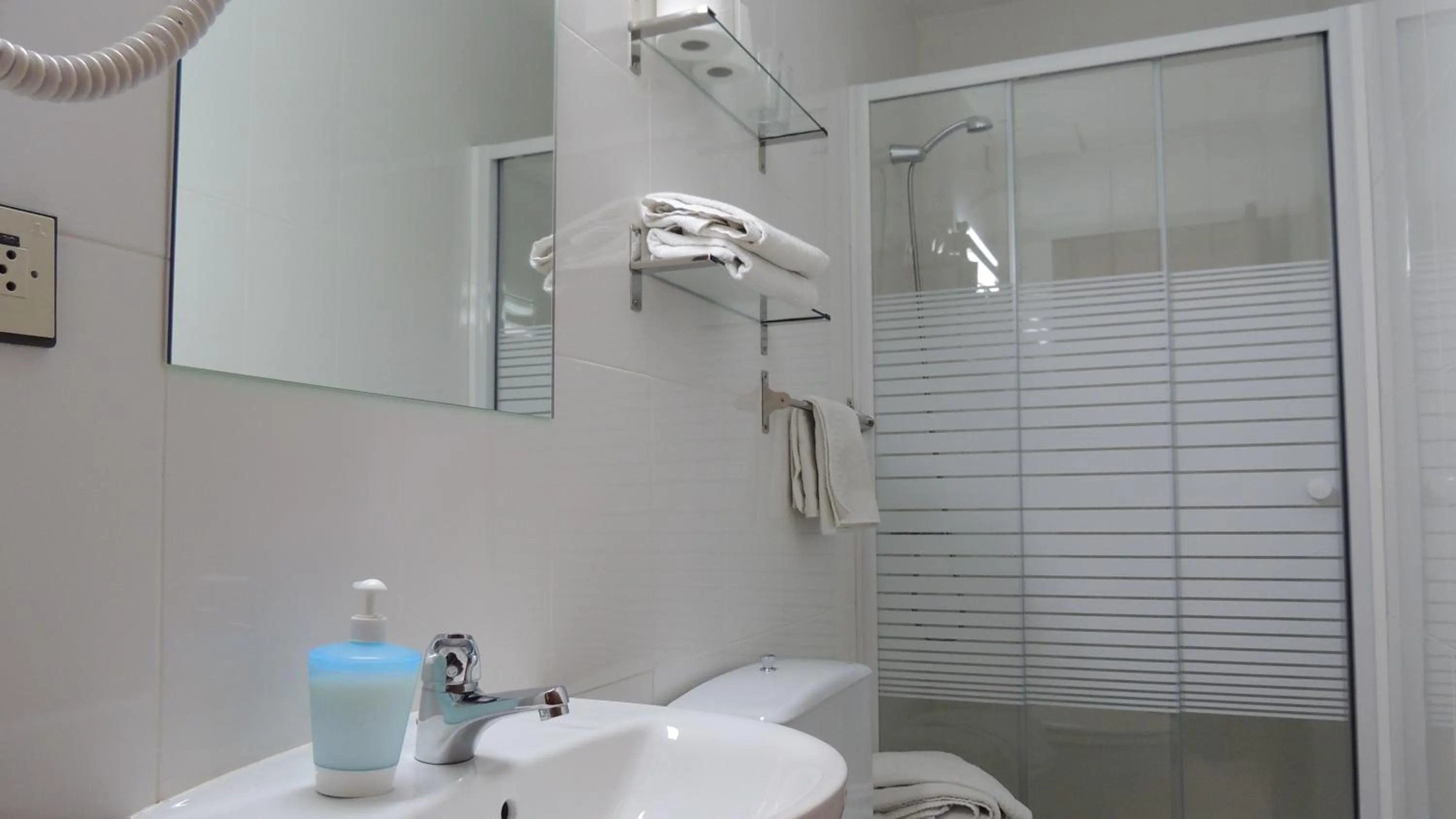 Bathroom in Hostal Cervantes