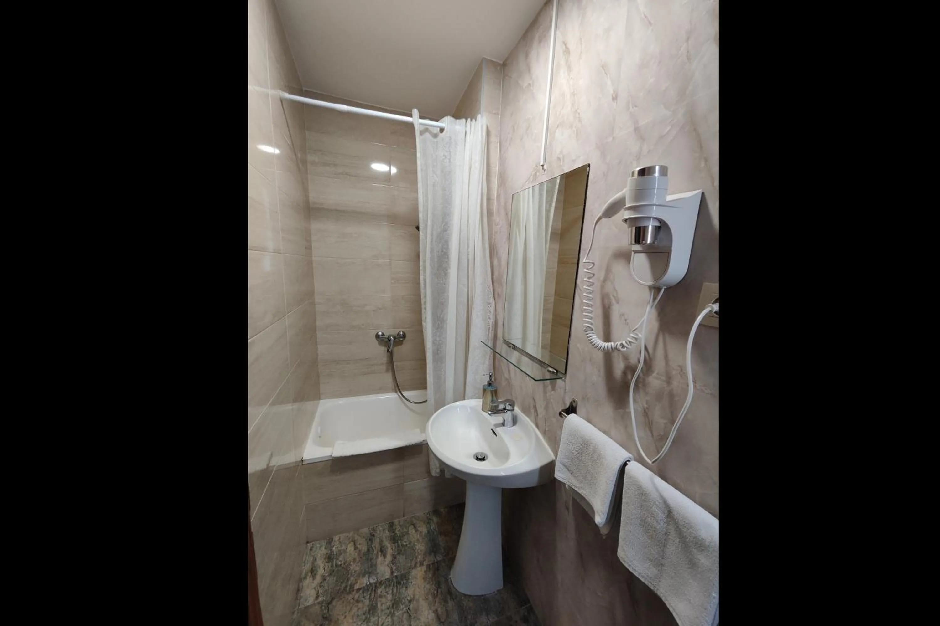 Bathroom in Hostal Cervantes