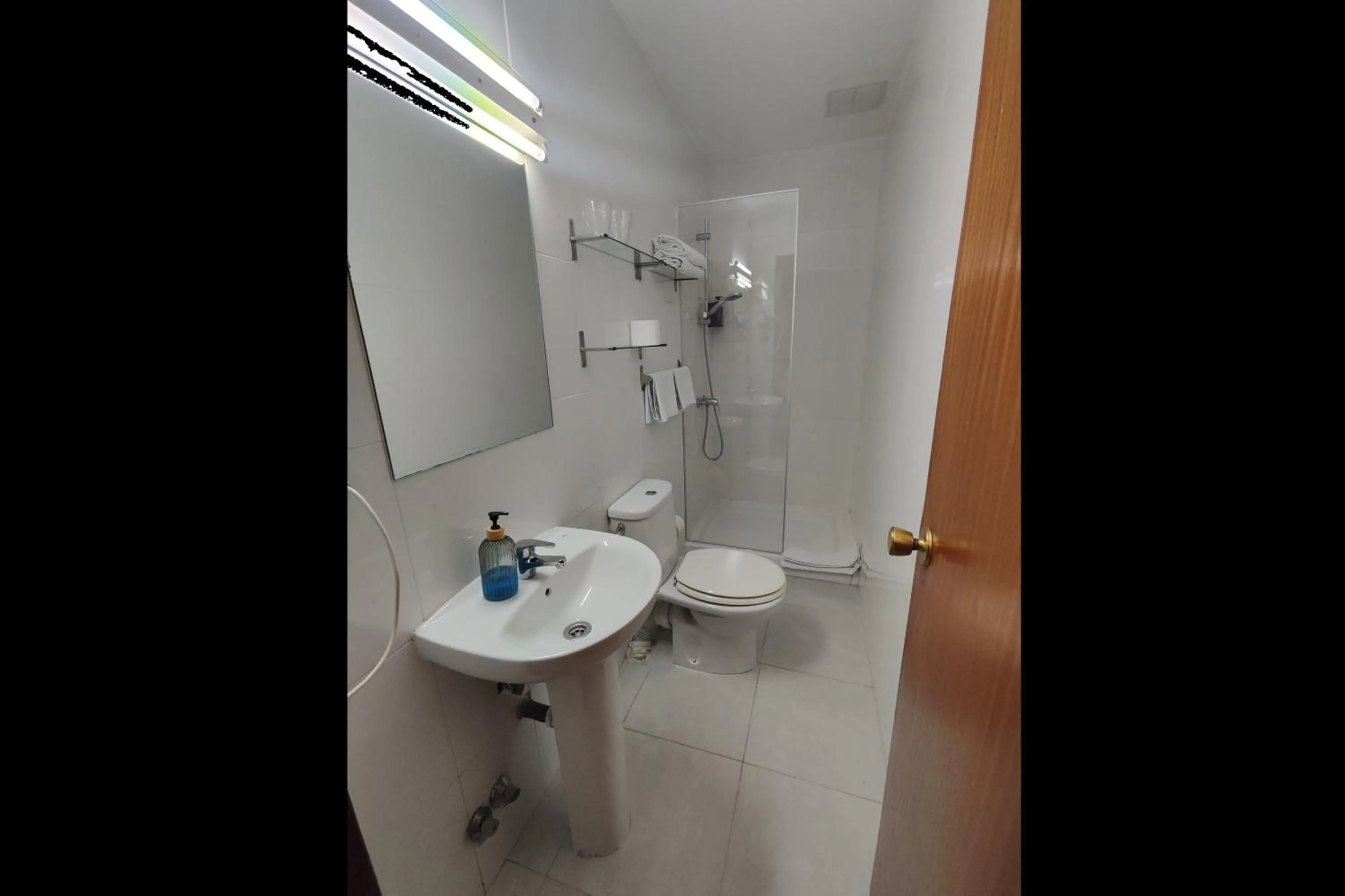 Bathroom in Hostal Cervantes