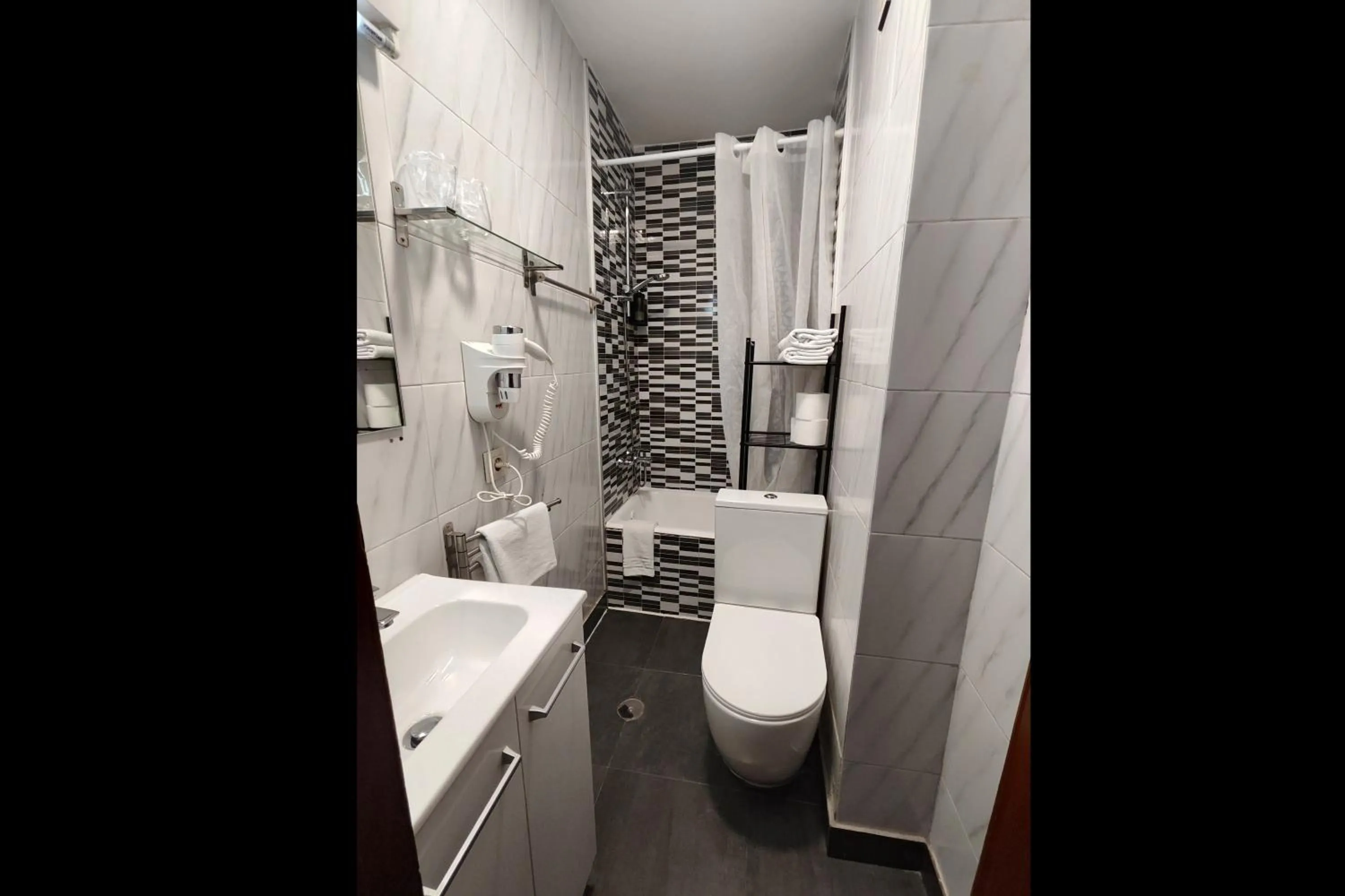 Bathroom in Hostal Cervantes