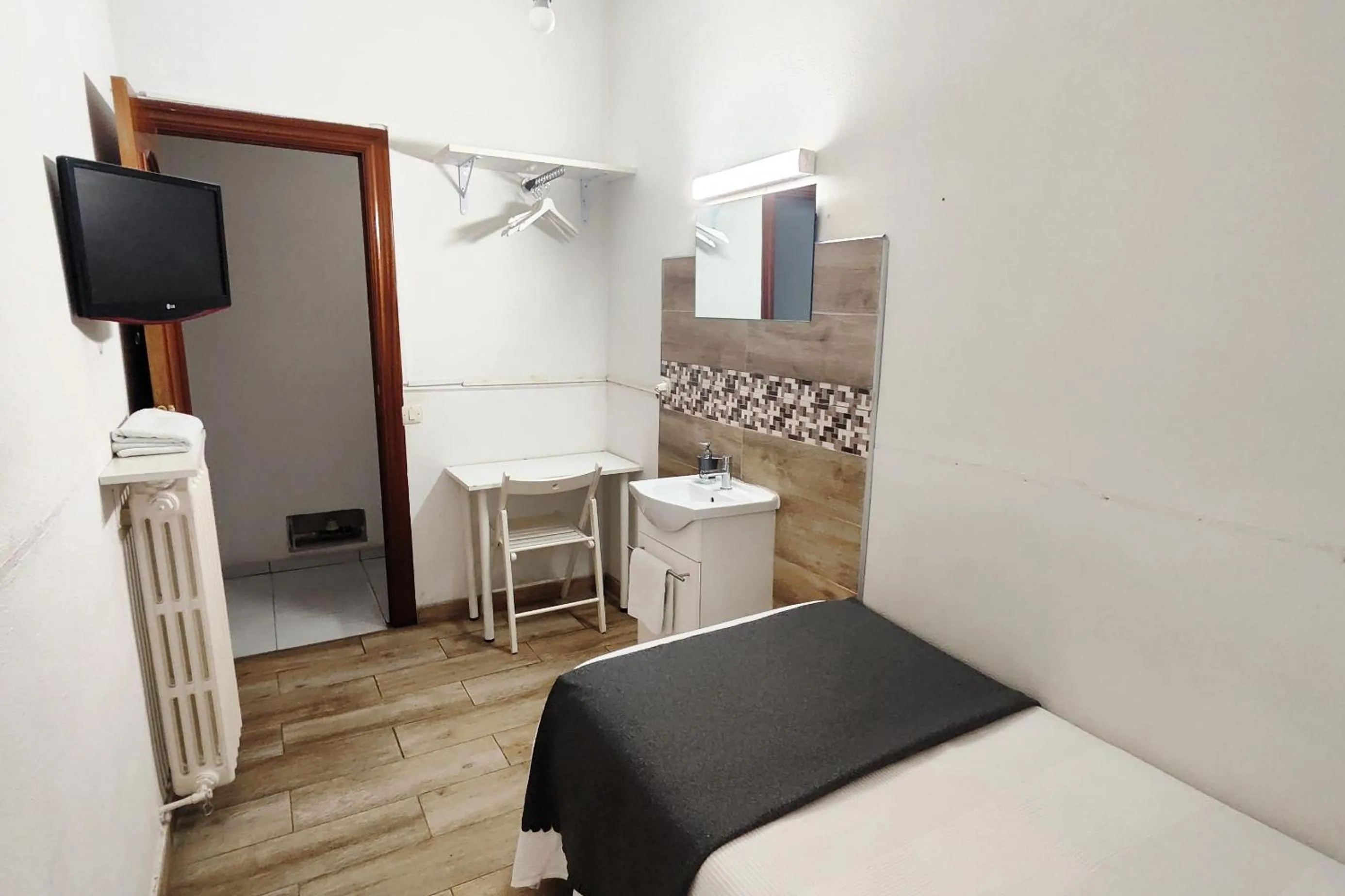 Photo of the whole room, Bed in Hostal Cervantes