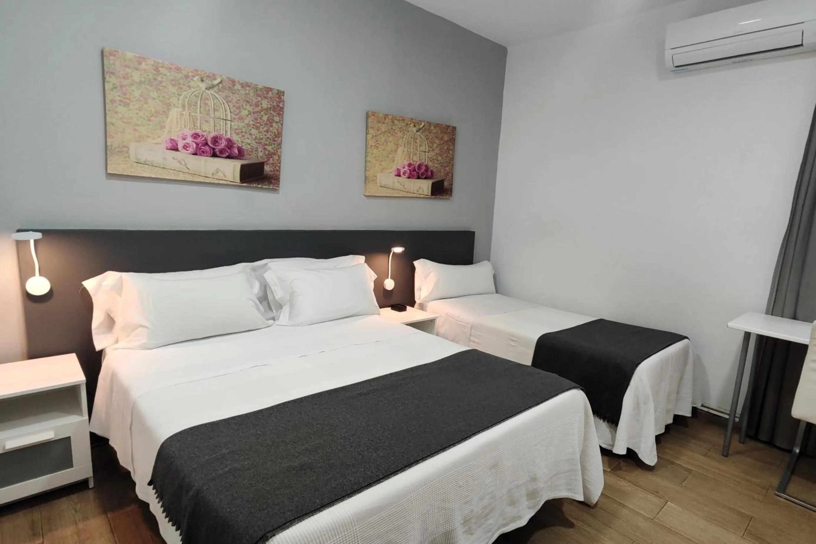 Photo of the whole room, Bed in Hostal Cervantes