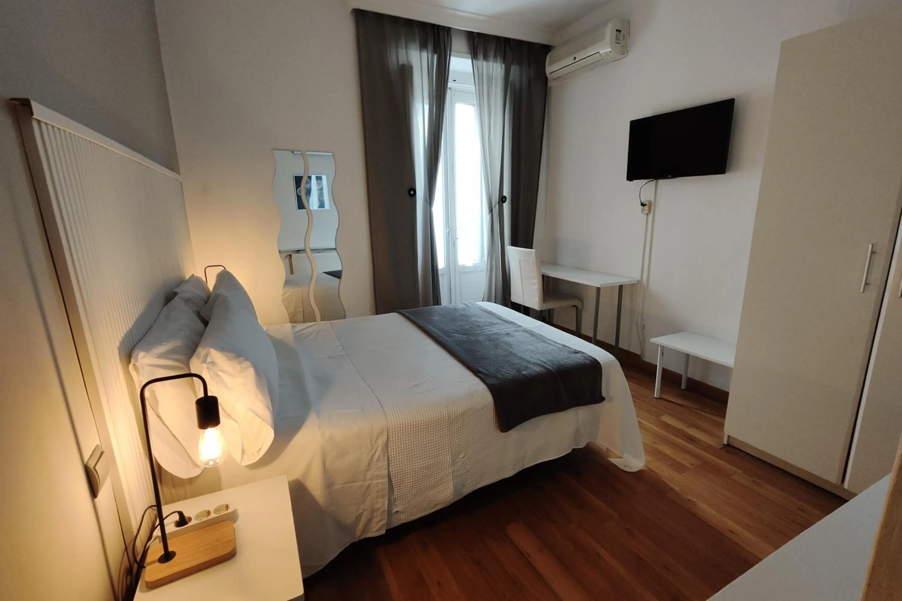 Photo of the whole room, Bed in Hostal Cervantes