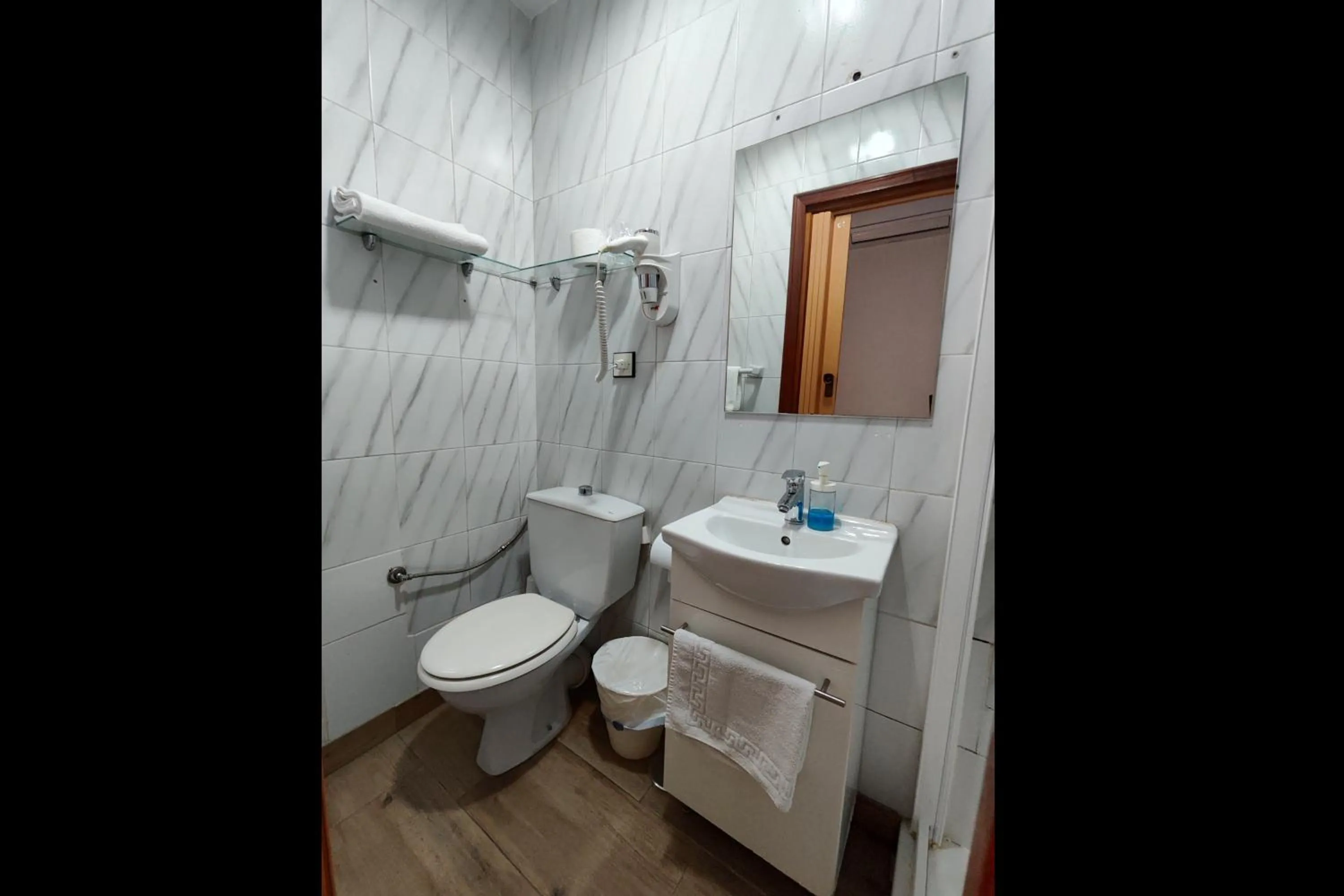 Bathroom in Hostal Cervantes