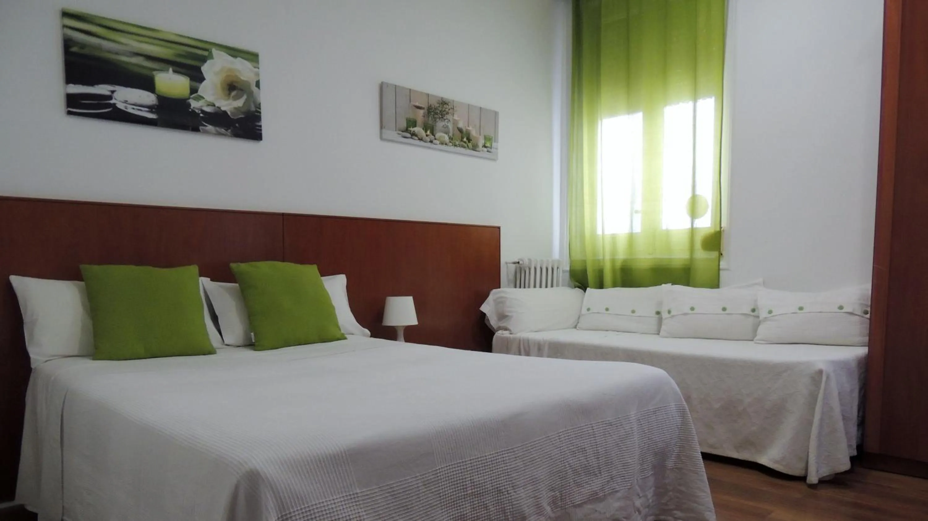 Photo of the whole room, Bed in Hostal Cervantes