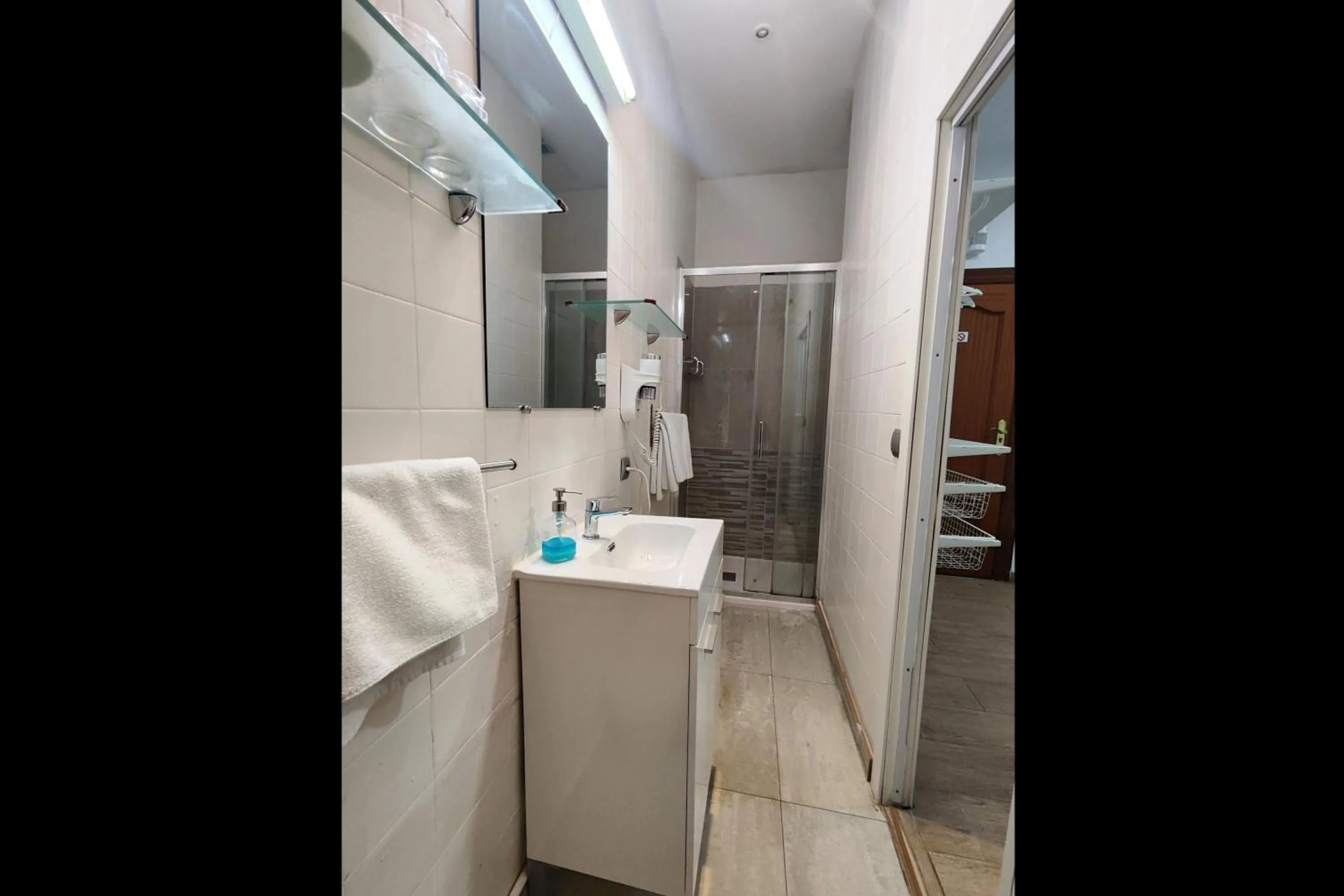 Bathroom in Hostal Cervantes