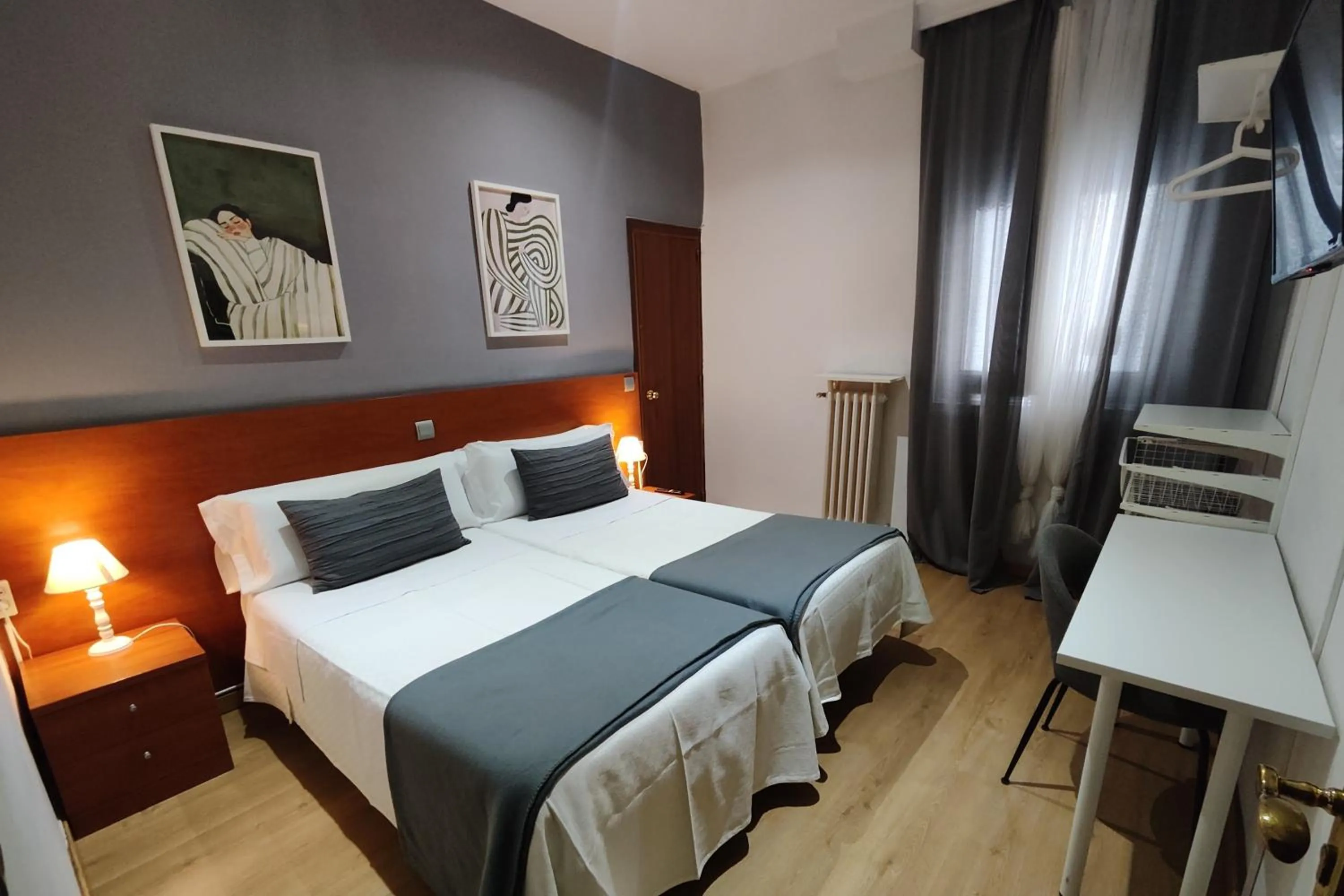 Photo of the whole room, Bed in Hostal Cervantes