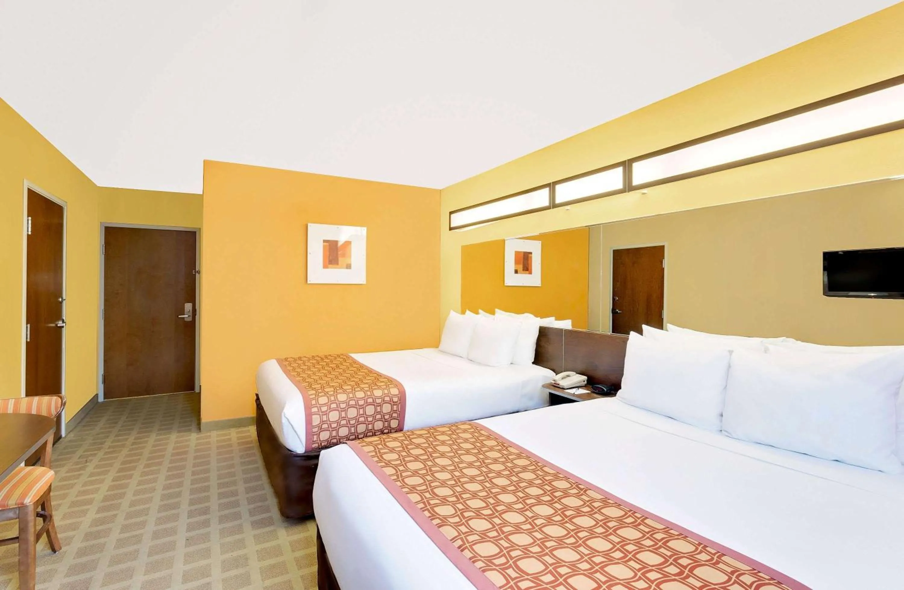 Photo of the whole room, Bed in Microtel Inn & Suites by Wyndham Princeton