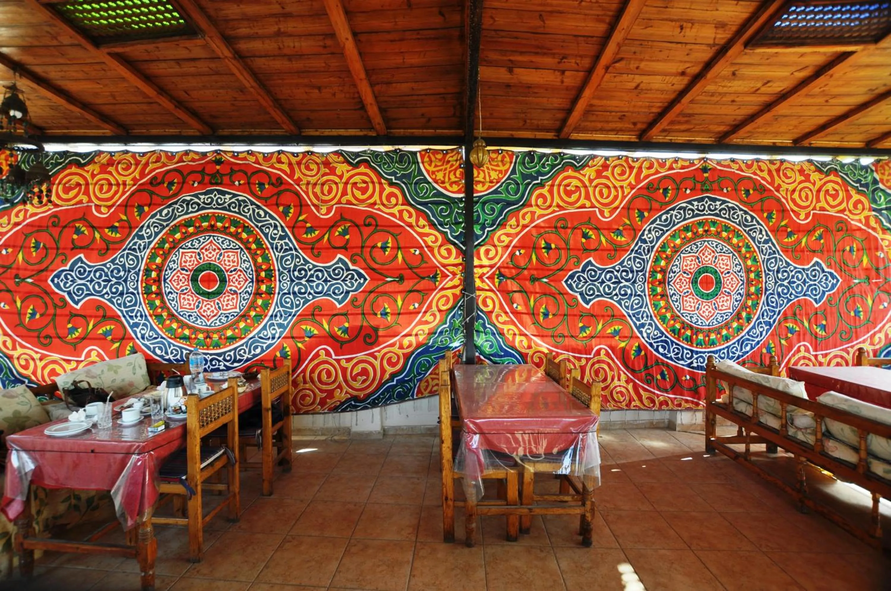 Restaurant/places to eat in El Nakhil Hotel