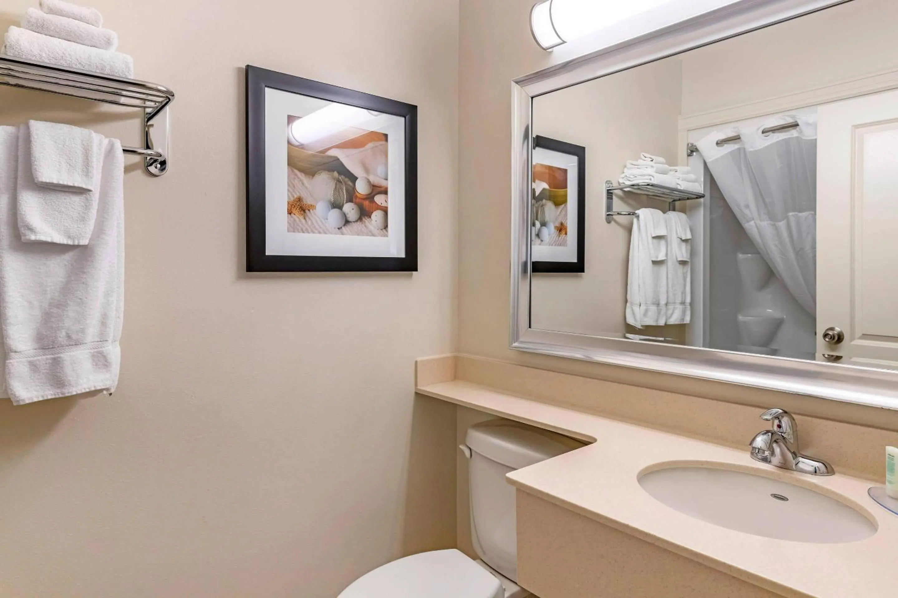 Bedroom in Quality Inn & Suites Quispamsis