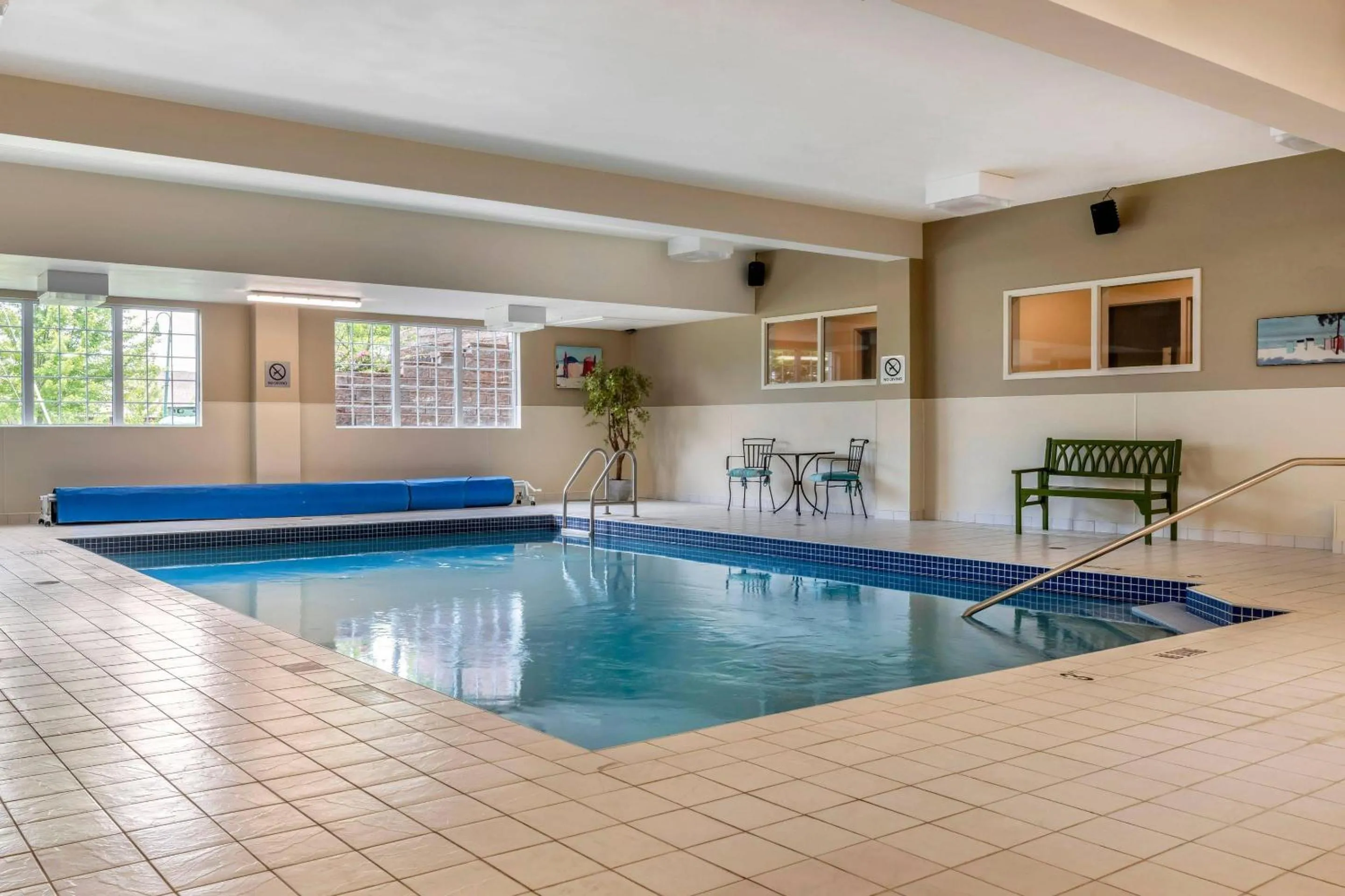 Swimming pool in Quality Inn & Suites Quispamsis